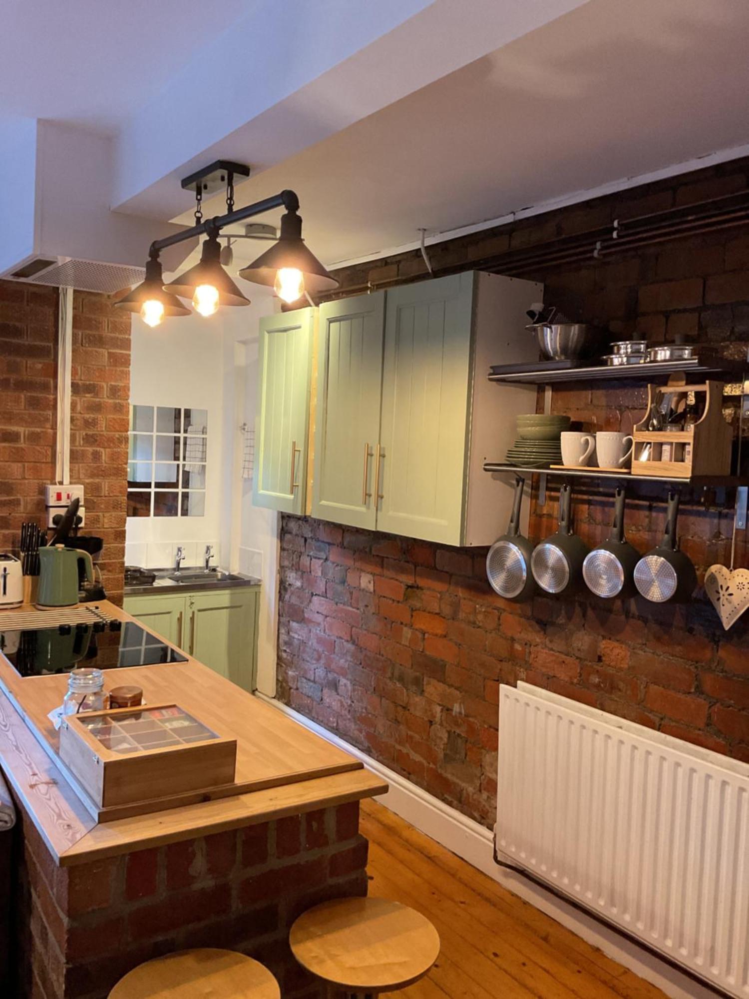 Apartment Rock -near Centre-free On Street Parking-free Wi-fi