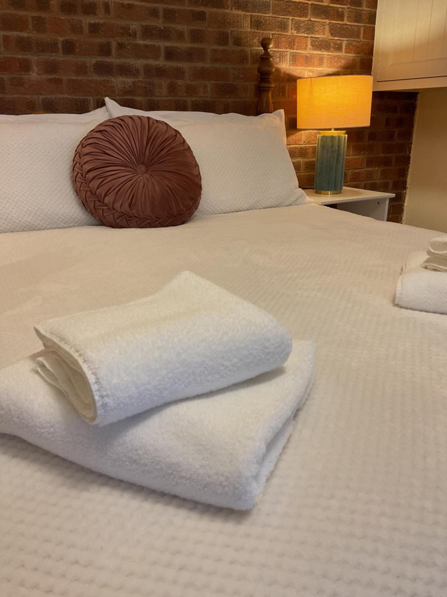 Rock -near Centre-free On Street Parking-free Wi-fi Apartment