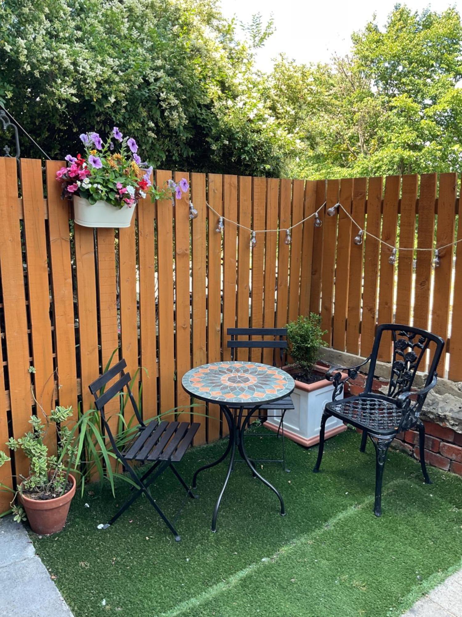 Apartment Rock -near Centre-free On Street Parking-free Wi-fi *