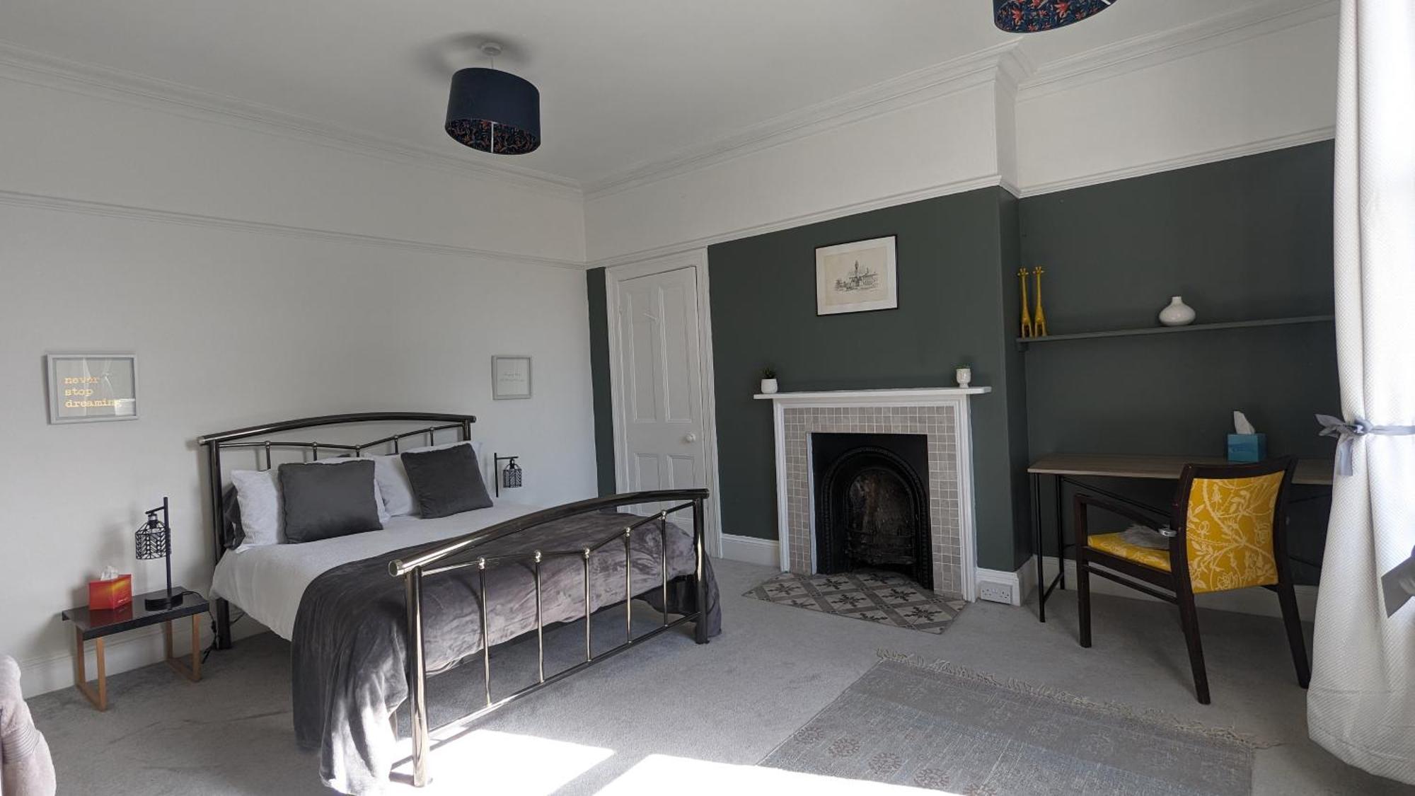 Holiday home Spacious Home, By Headingley Stadium, Lgi, Leeds Arena, And The Of Leeds