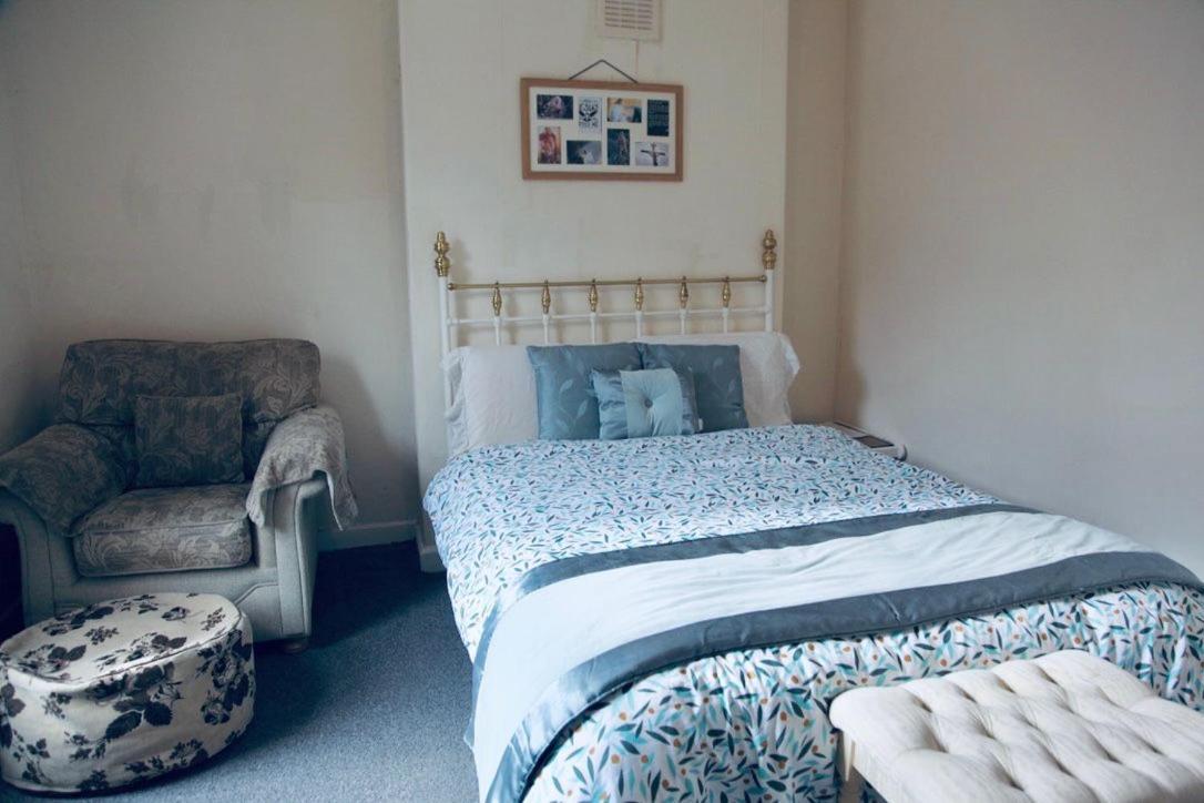 Homestay Peacefully And Centrally Located Double Bedroom