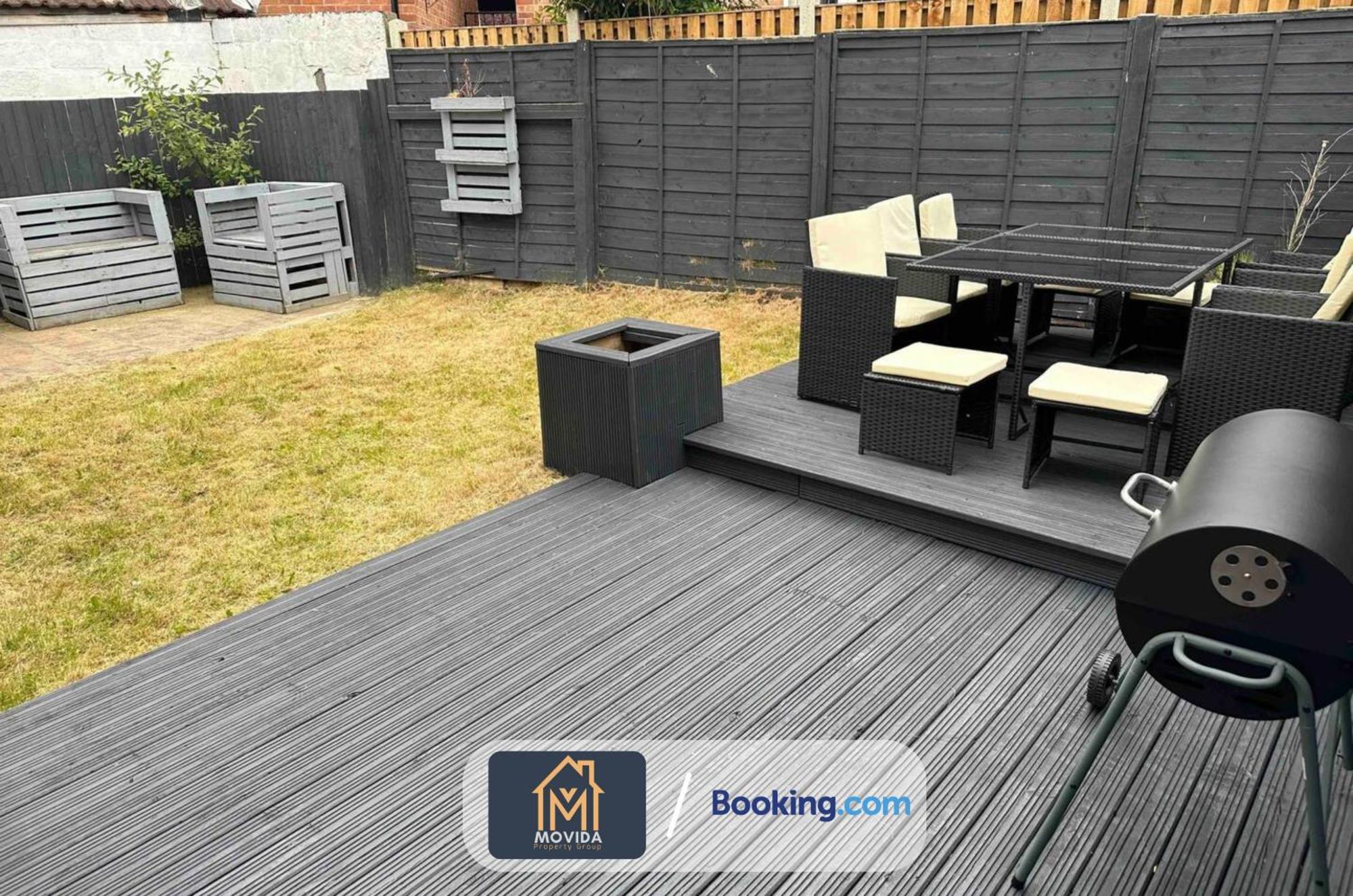 Movida Modern: 6-bedroom House With Games