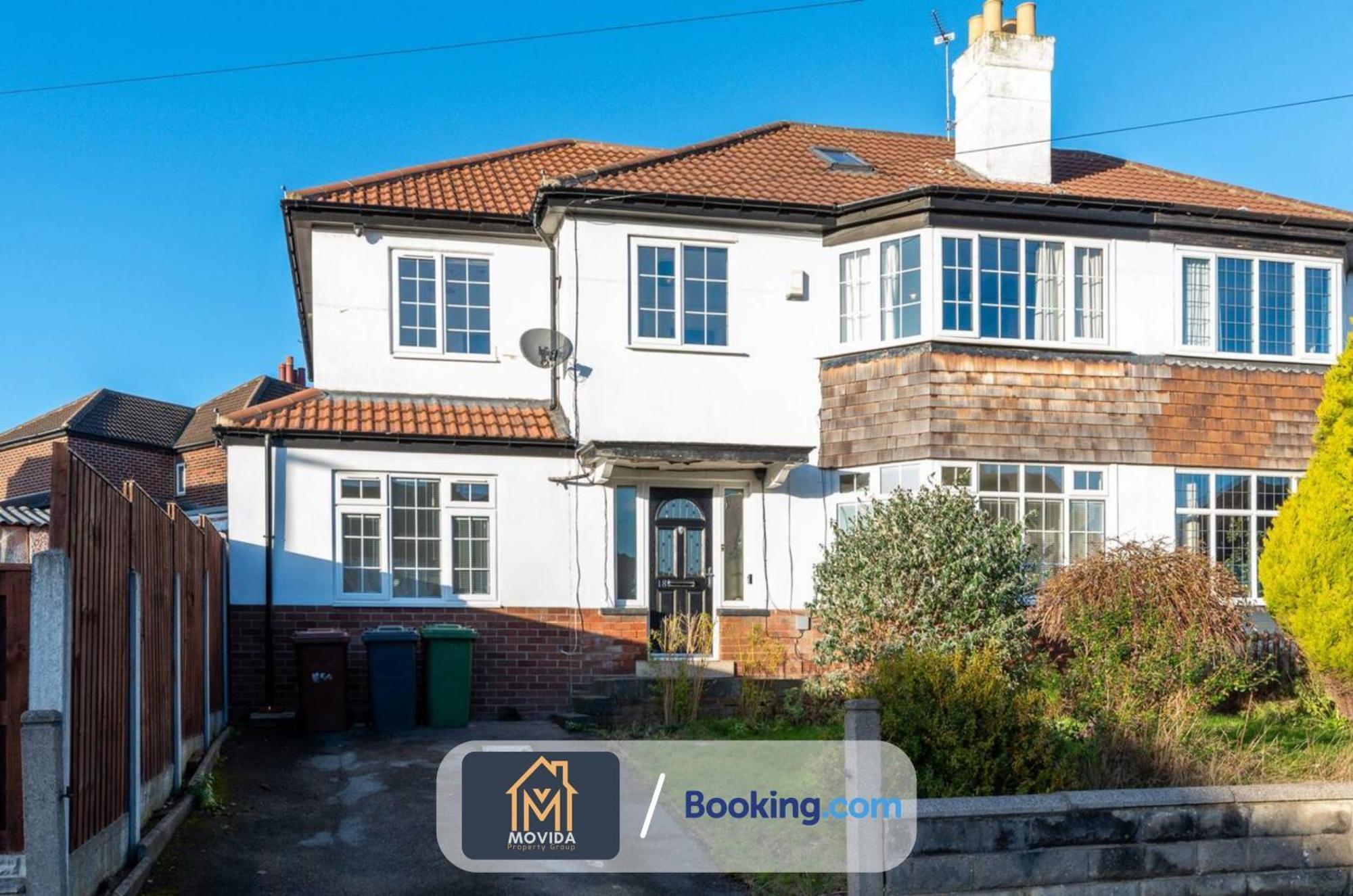 Movida Modern: 6-bedroom House With Games Holiday home *