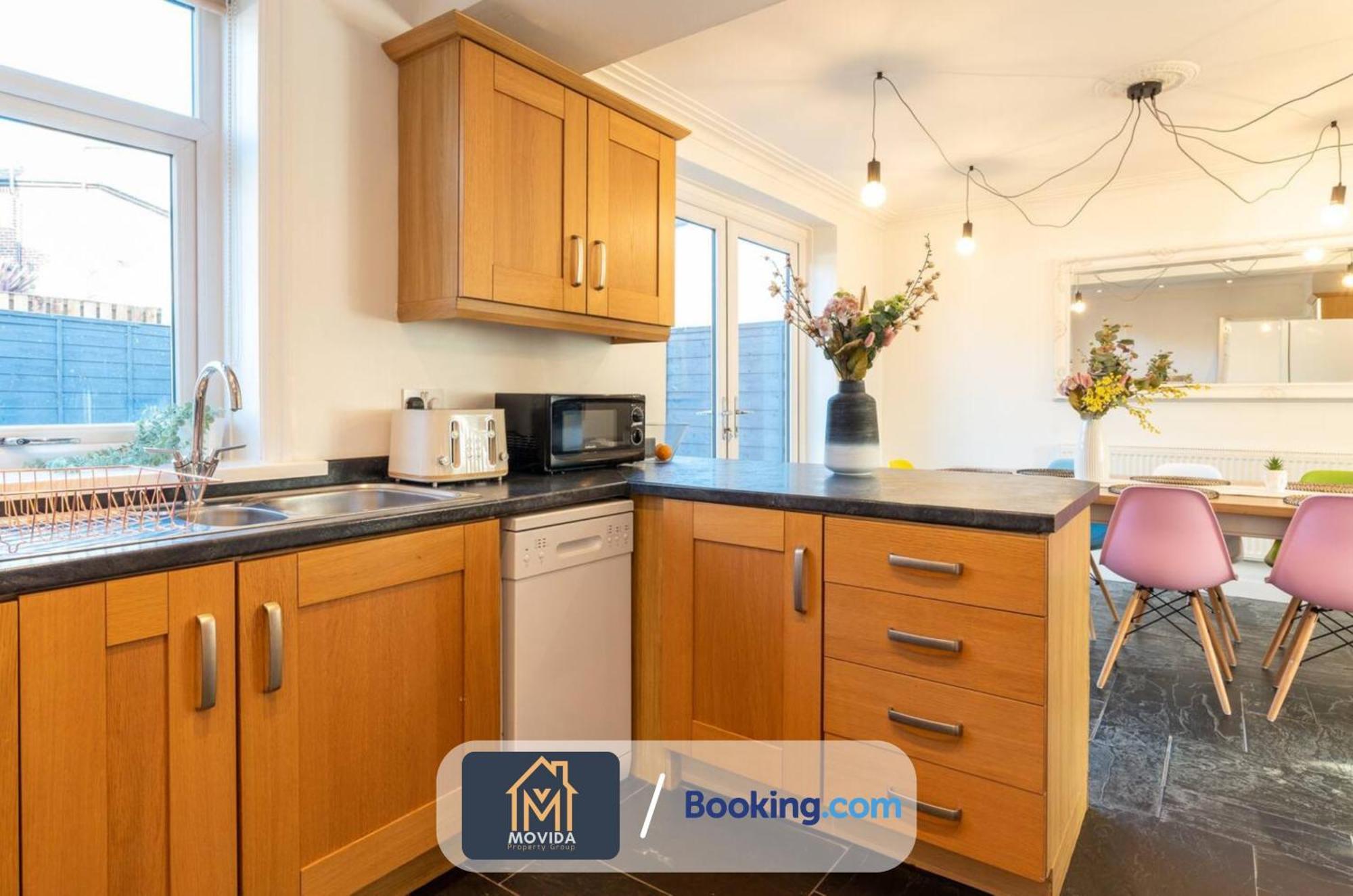 Movida Modern: 6-bedroom House With Games Holiday home Leeds (West Yorkshire)