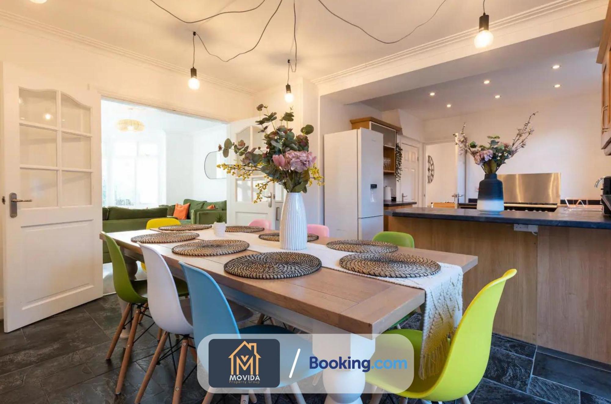 Movida Modern: 6-bedroom House With Games Holiday home *