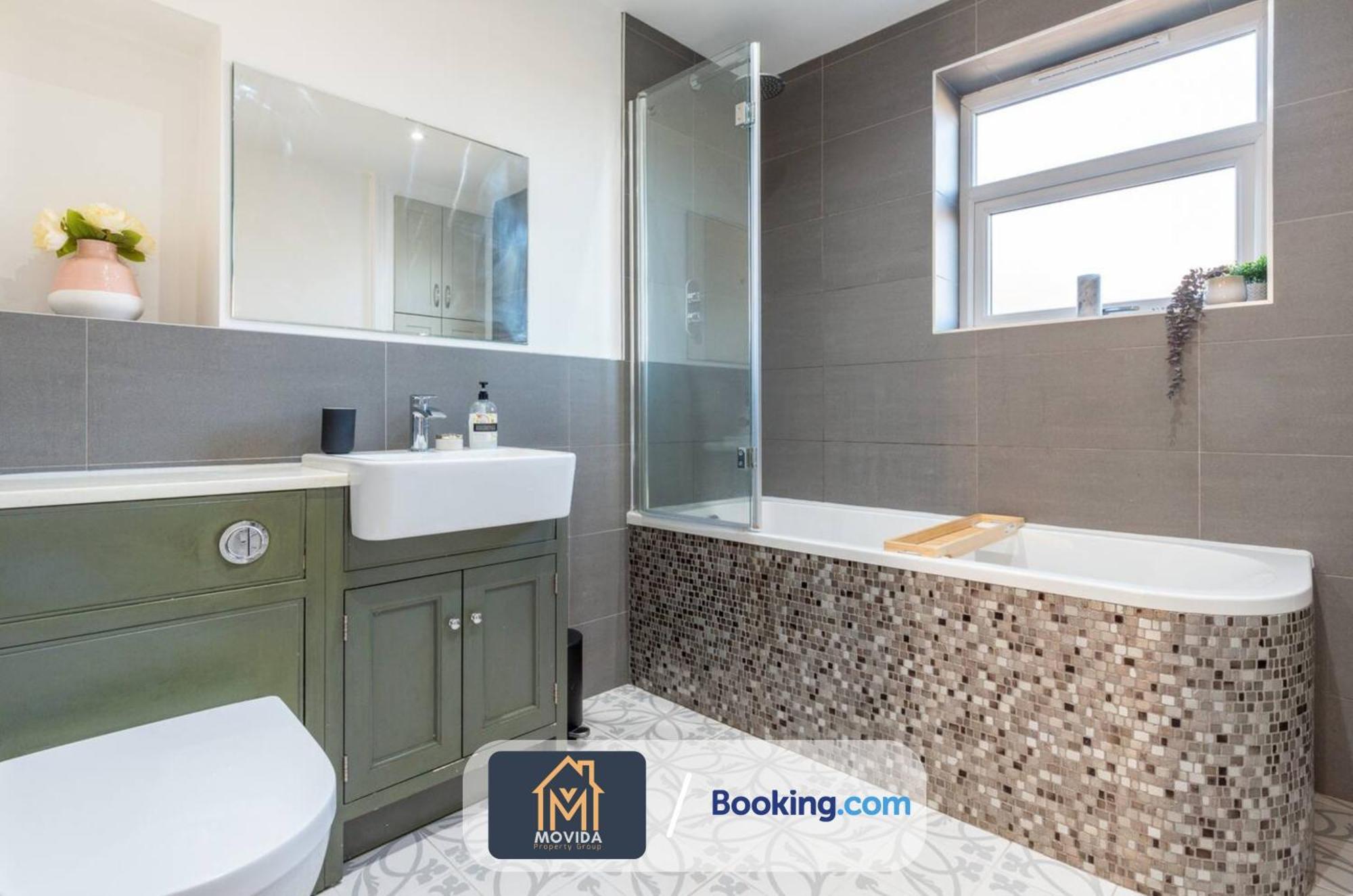 Holiday home Movida Modern: 6-bedroom House With Games