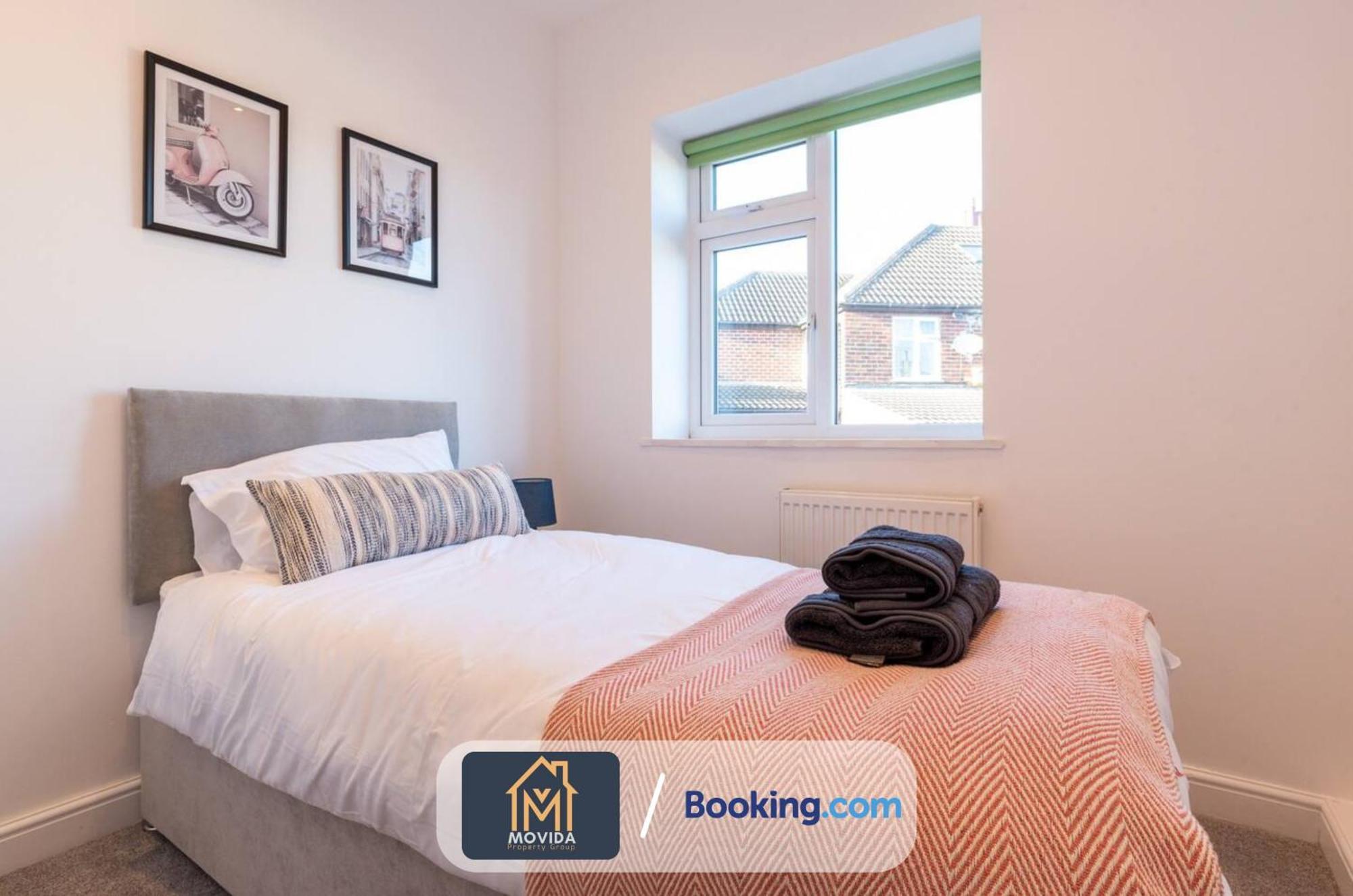 Movida Modern: 6-bedroom House With Games Holiday home
