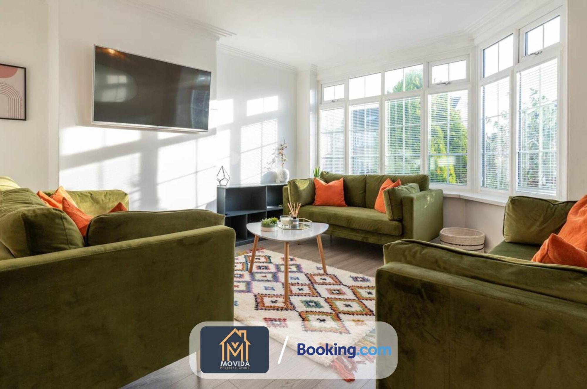 Holiday home Movida Modern: 6-bedroom House With Games