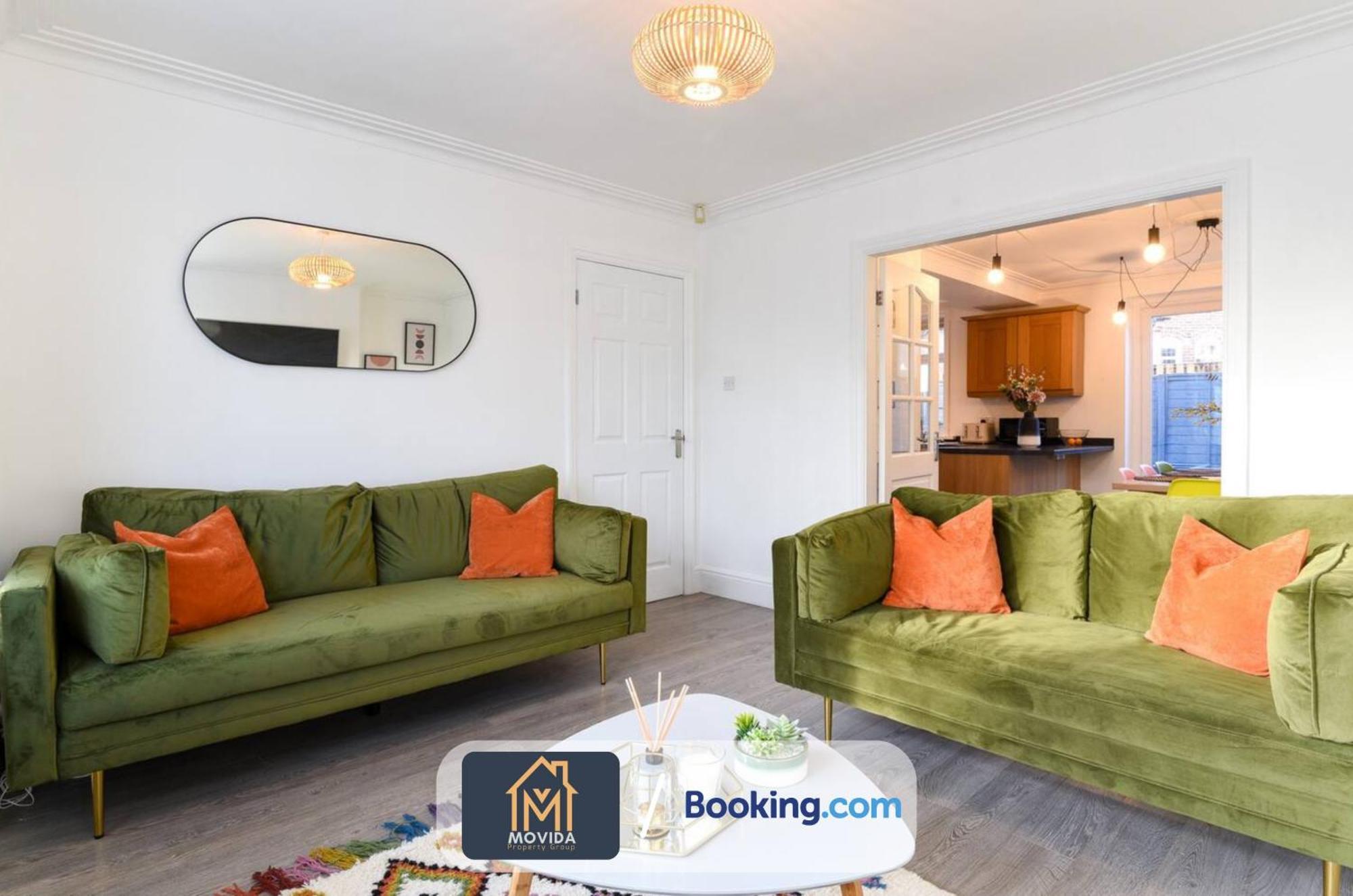 Movida Modern: 6-bedroom House With Games Holiday home Leeds (West Yorkshire)