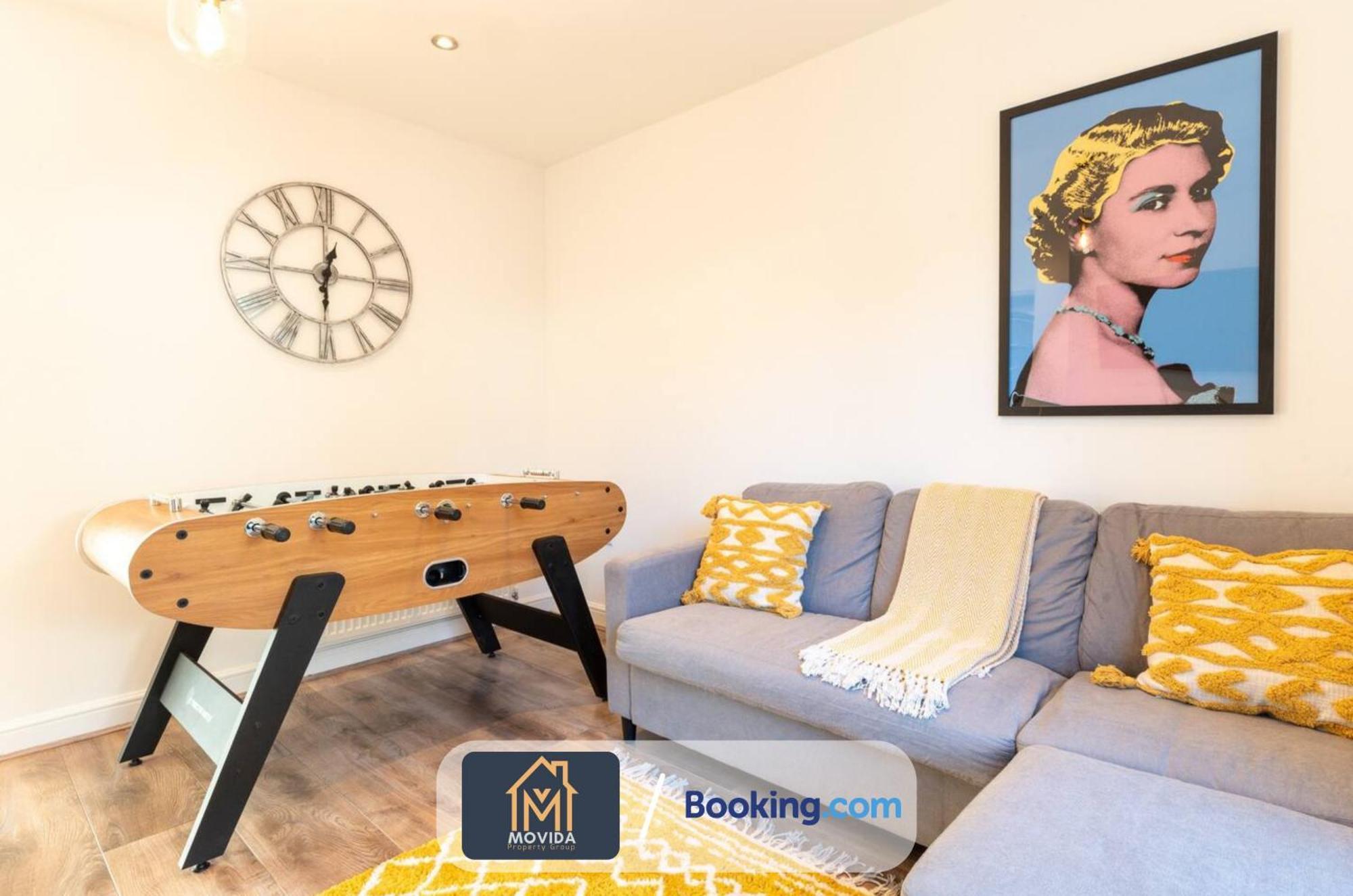 Movida Modern: 6-bedroom House With Games Leeds (West Yorkshire)