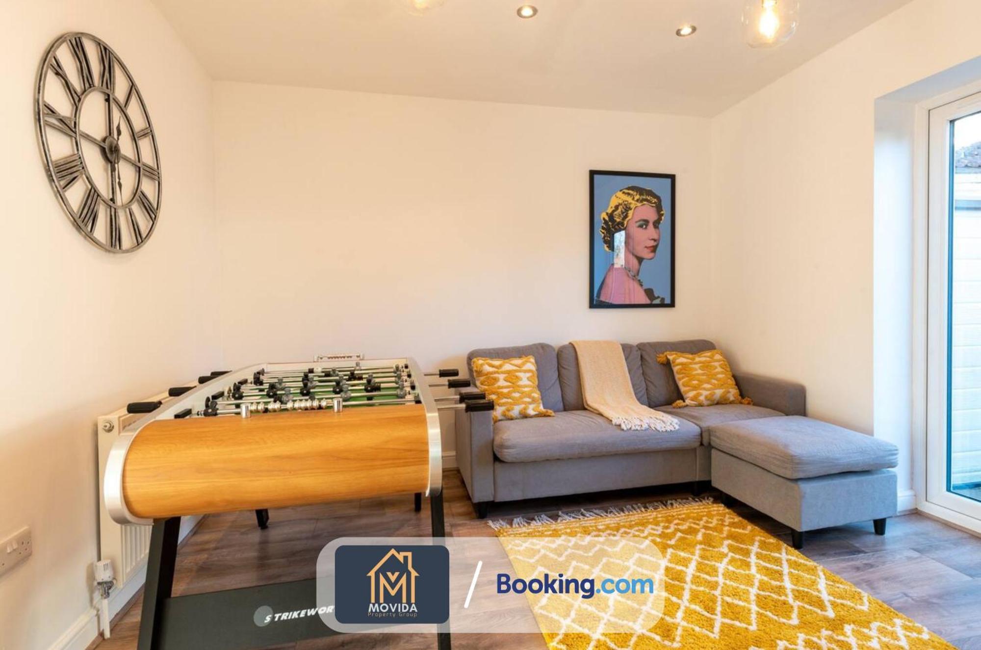 Movida Modern: 6-bedroom House With Games Holiday home