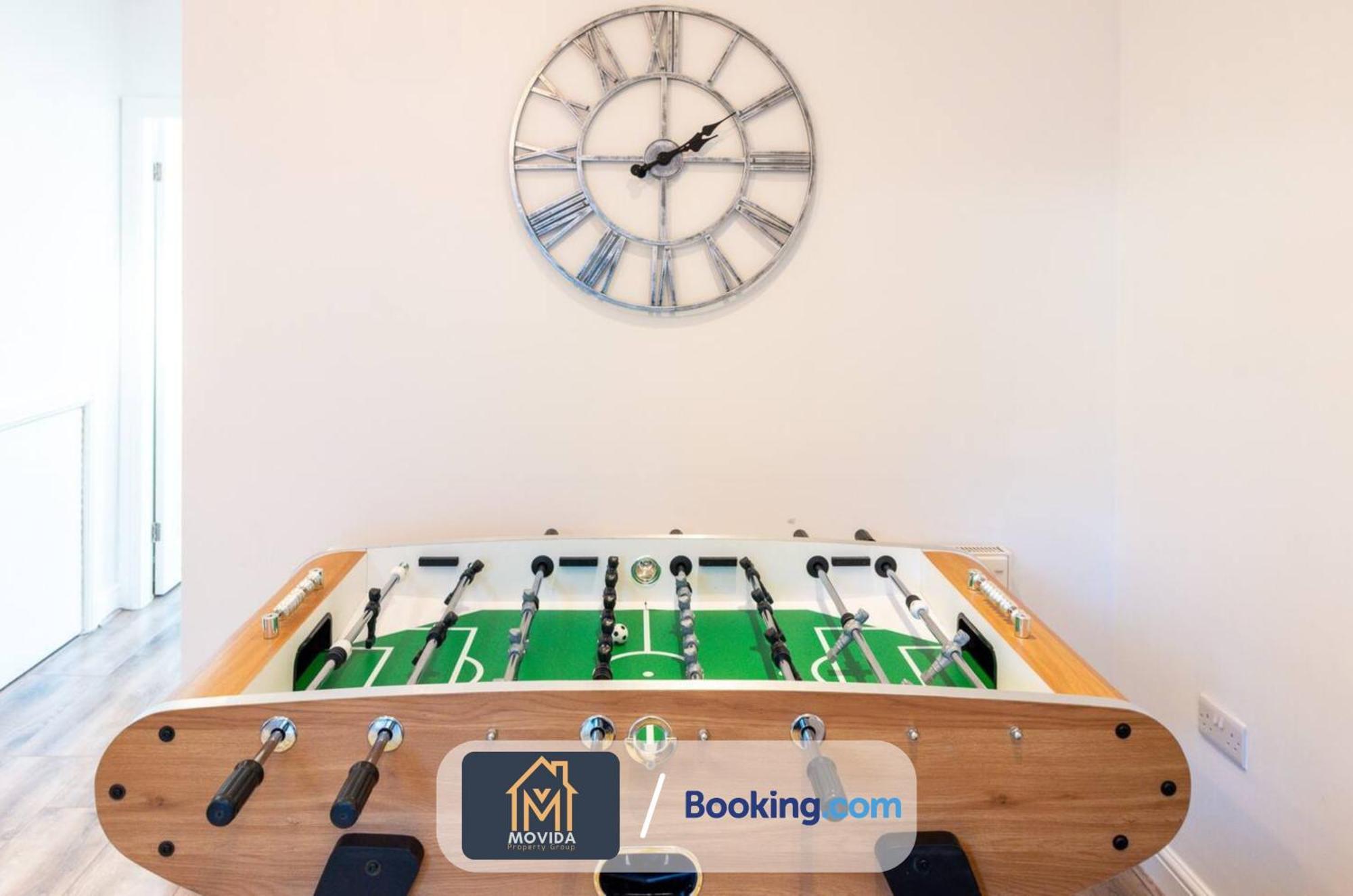 Movida Modern: 6-bedroom House With Games
