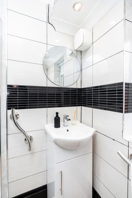 Dawlish House - Newly Refurbished Gem * Leeds (West Yorkshire)