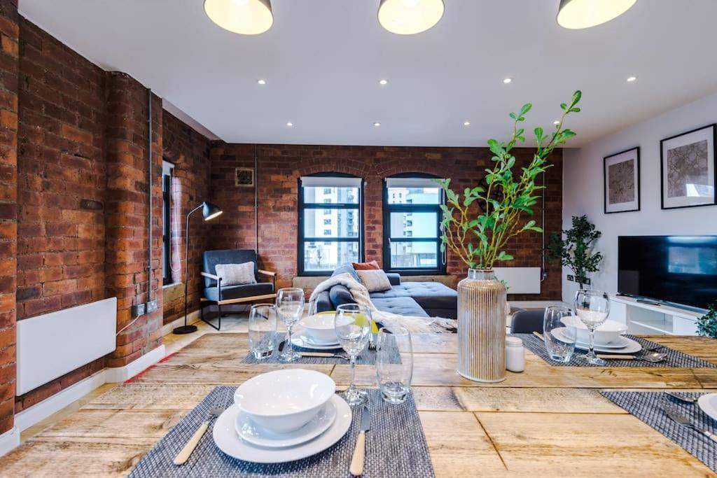 Luxury Oversized With Signature Bathroom Apartment *