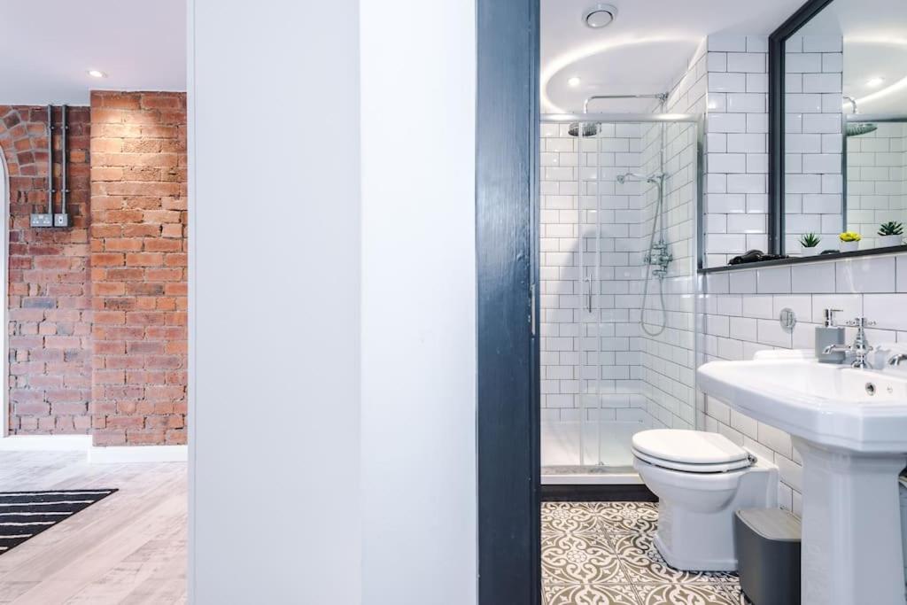 Luxury Oversized With Signature Bathroom * Leeds (West Yorkshire)