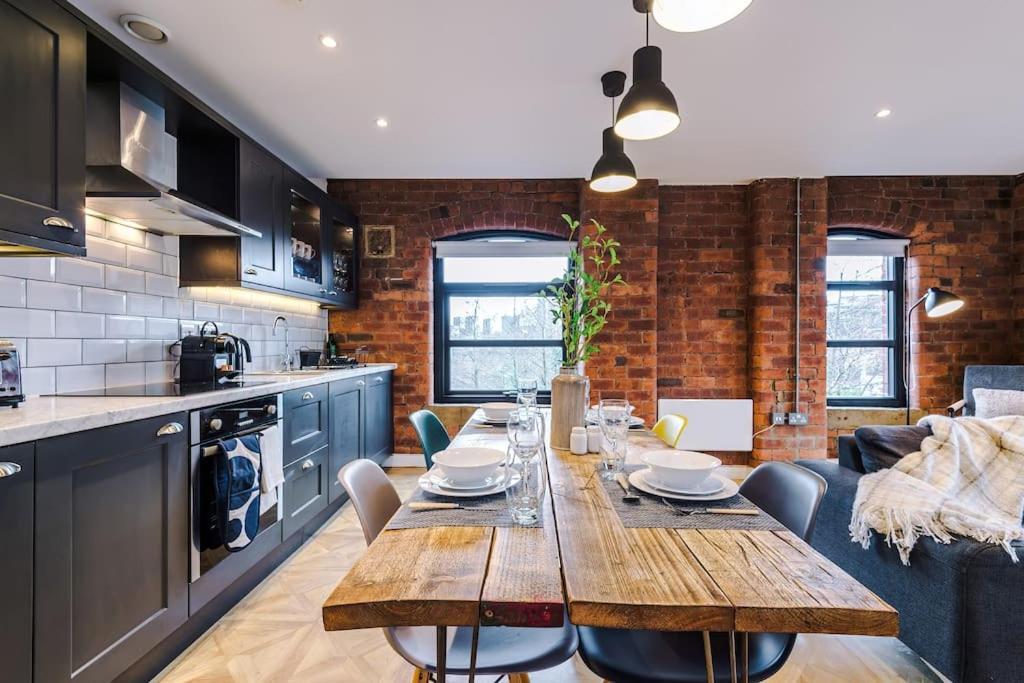 Luxury Oversized With Signature Bathroom * Leeds (West Yorkshire)