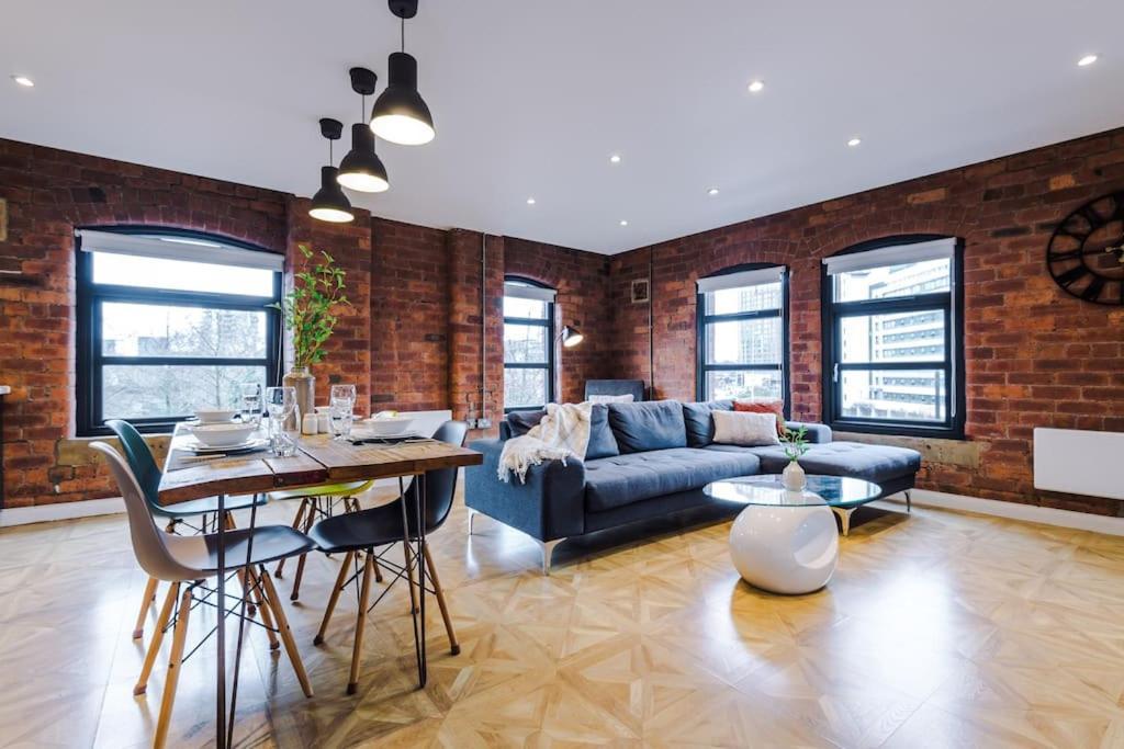 Luxury Oversized With Signature Bathroom * Leeds (West Yorkshire)