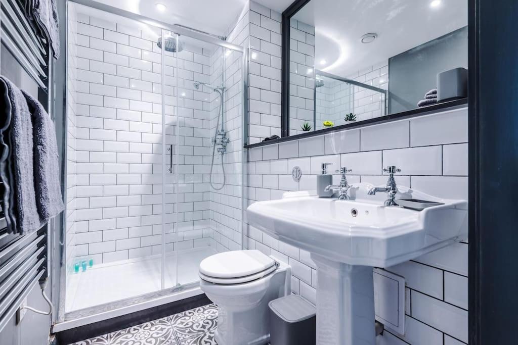 Luxury Oversized With Signature Bathroom Leeds (West Yorkshire)