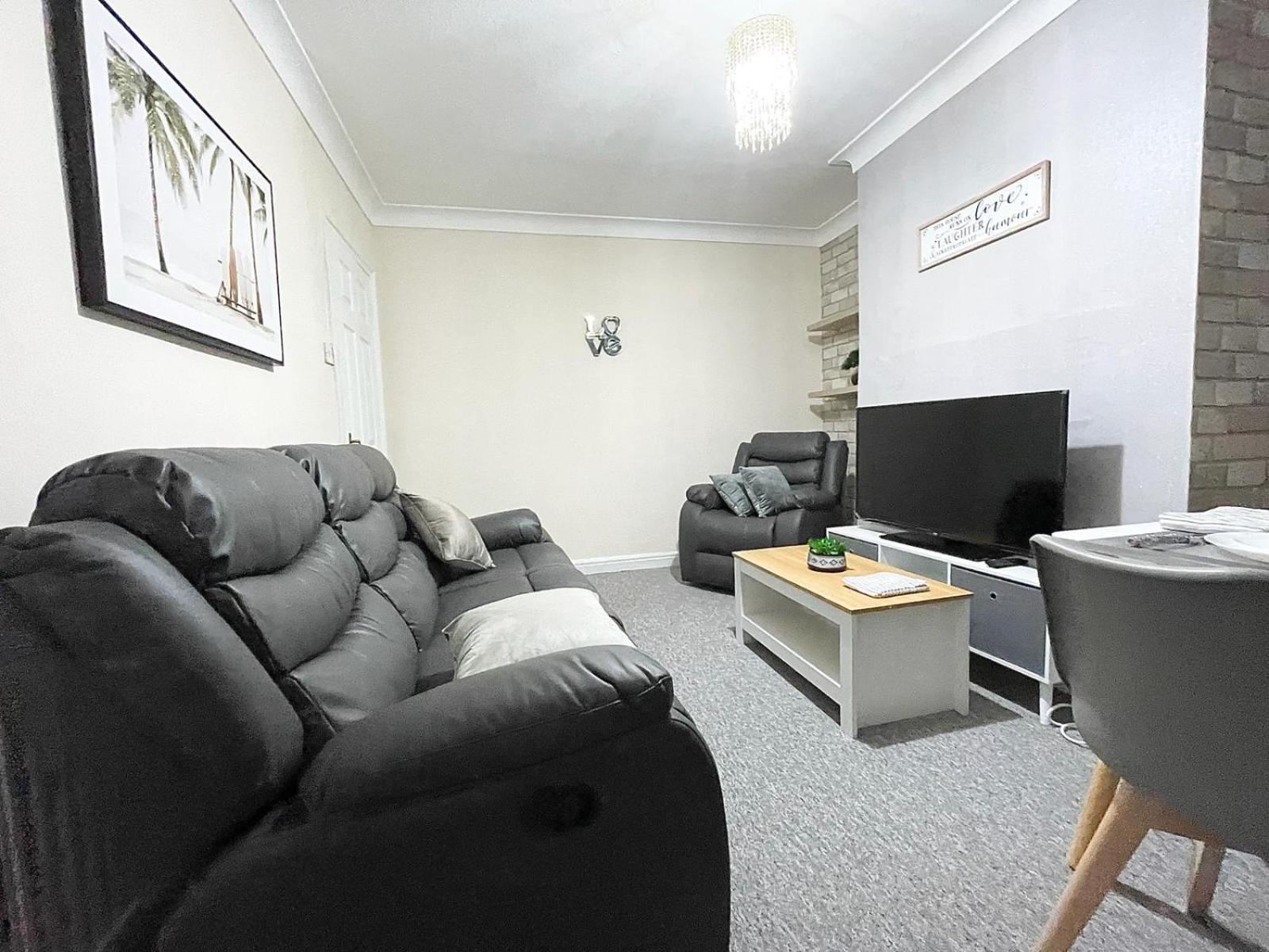 Cosy Home, Family & Contractor Friendly 4 Bedroom Near Centre, Sleeps 7 Holiday home