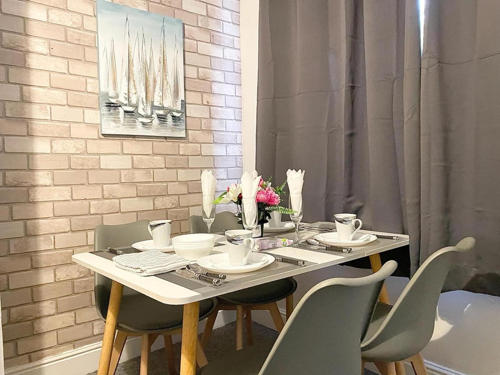 Cosy Home, Family & Contractor Friendly 4 Bedroom Near Centre, Sleeps 7 *