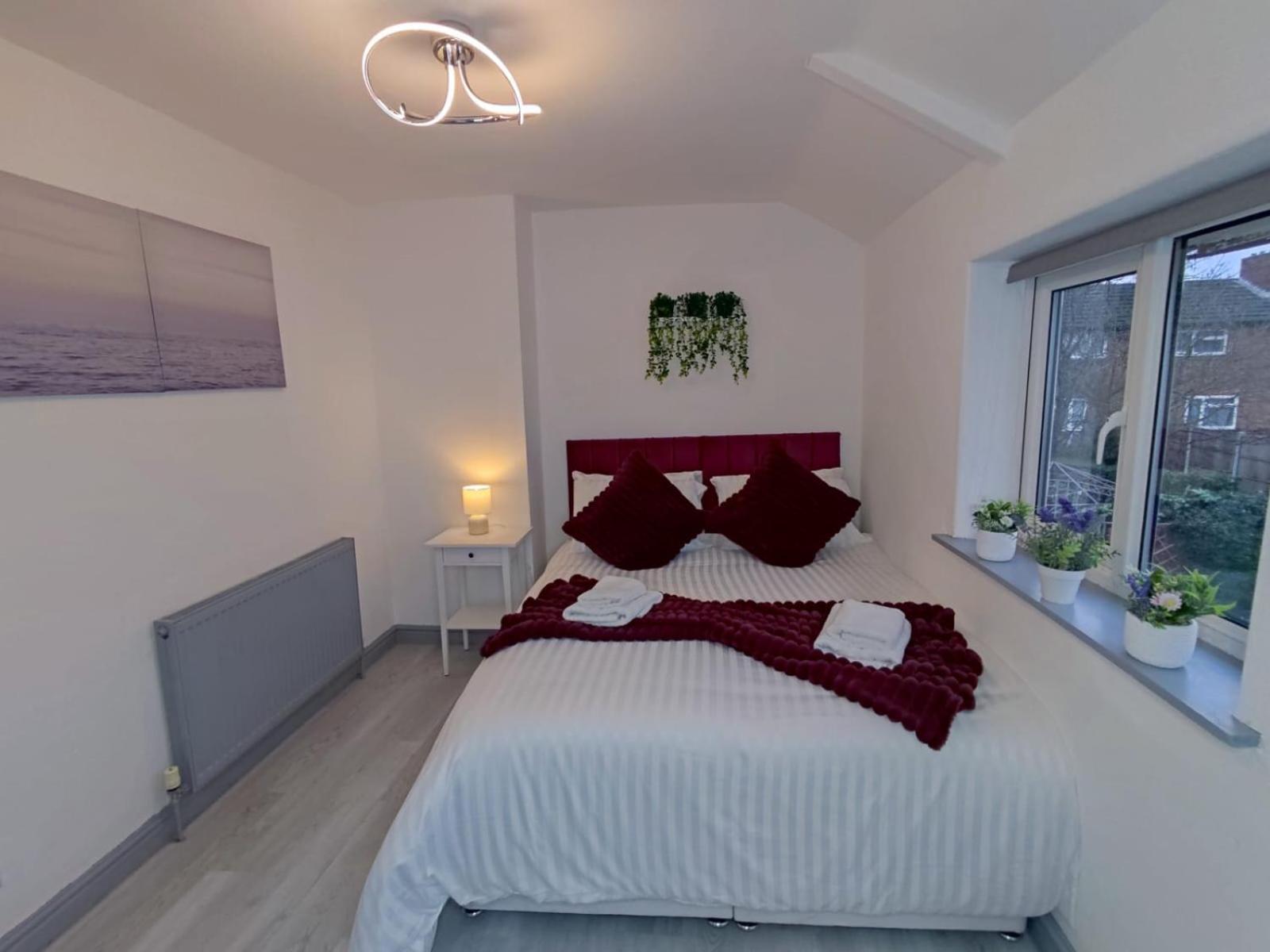 Comfortable 3 Bedrooms Leeds Beach House - Ideal For Family And Contractors With Free Parking For 2 Cars - Free Wifi - Projector - Smart Light Holiday home