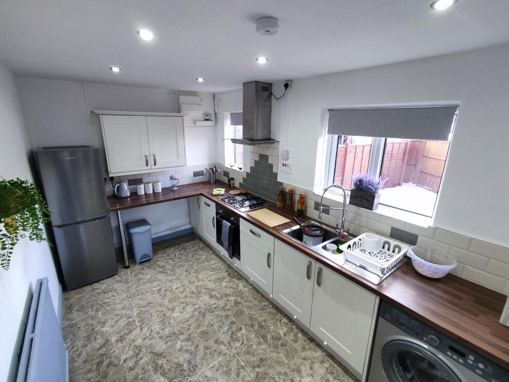 Comfortable 3 Bedrooms Leeds Beach House - Ideal For Family And Contractors With Free Parking For 2 Cars - Free Wifi - Projector - Smart Light