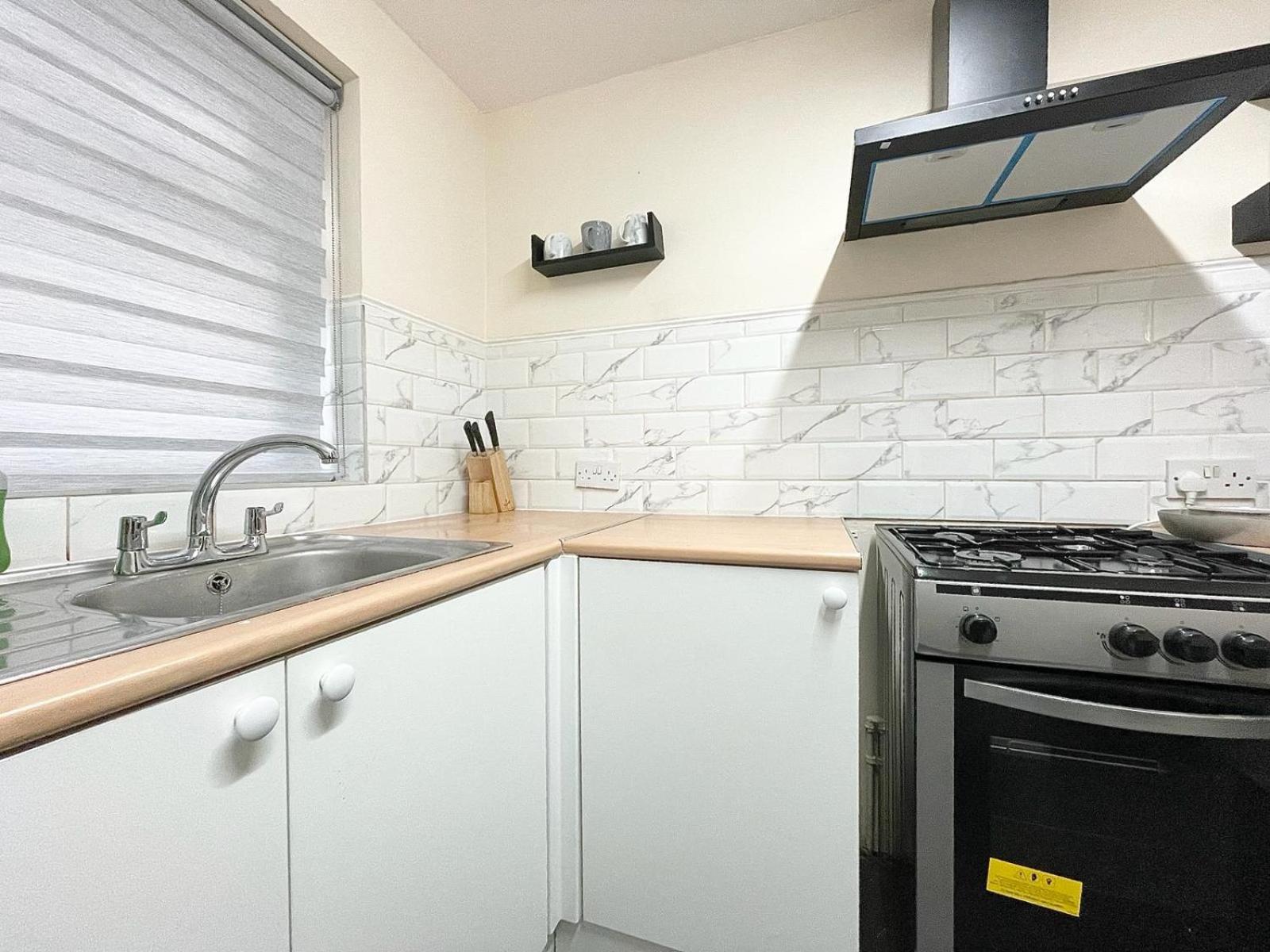 Cosy Home, Family & Contractor Friendly 4 Bedroom Near Centre, Sleeps 7 Holiday home