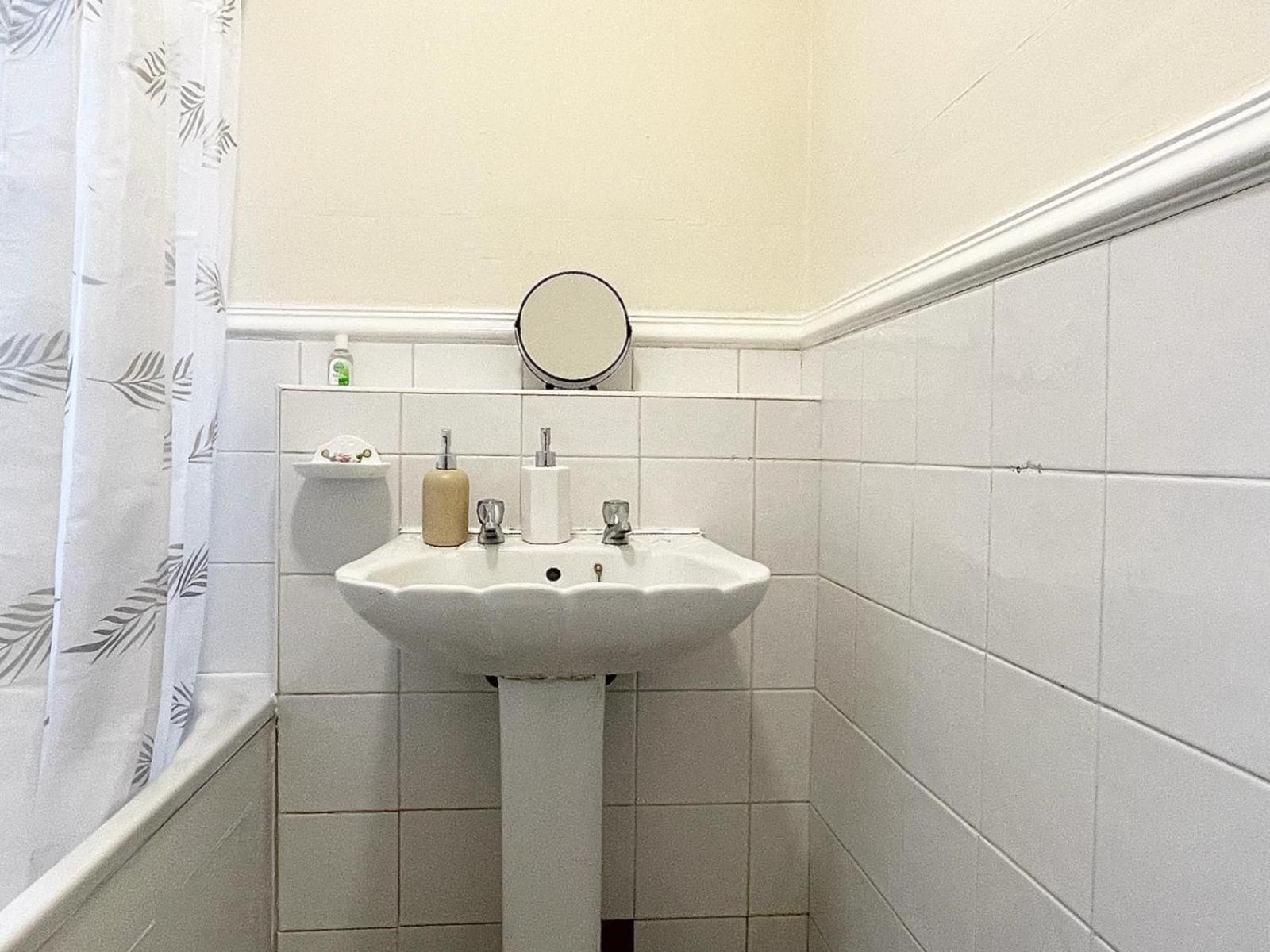 Cosy Home, Family & Contractor Friendly 4 Bedroom Near Centre, Sleeps 7