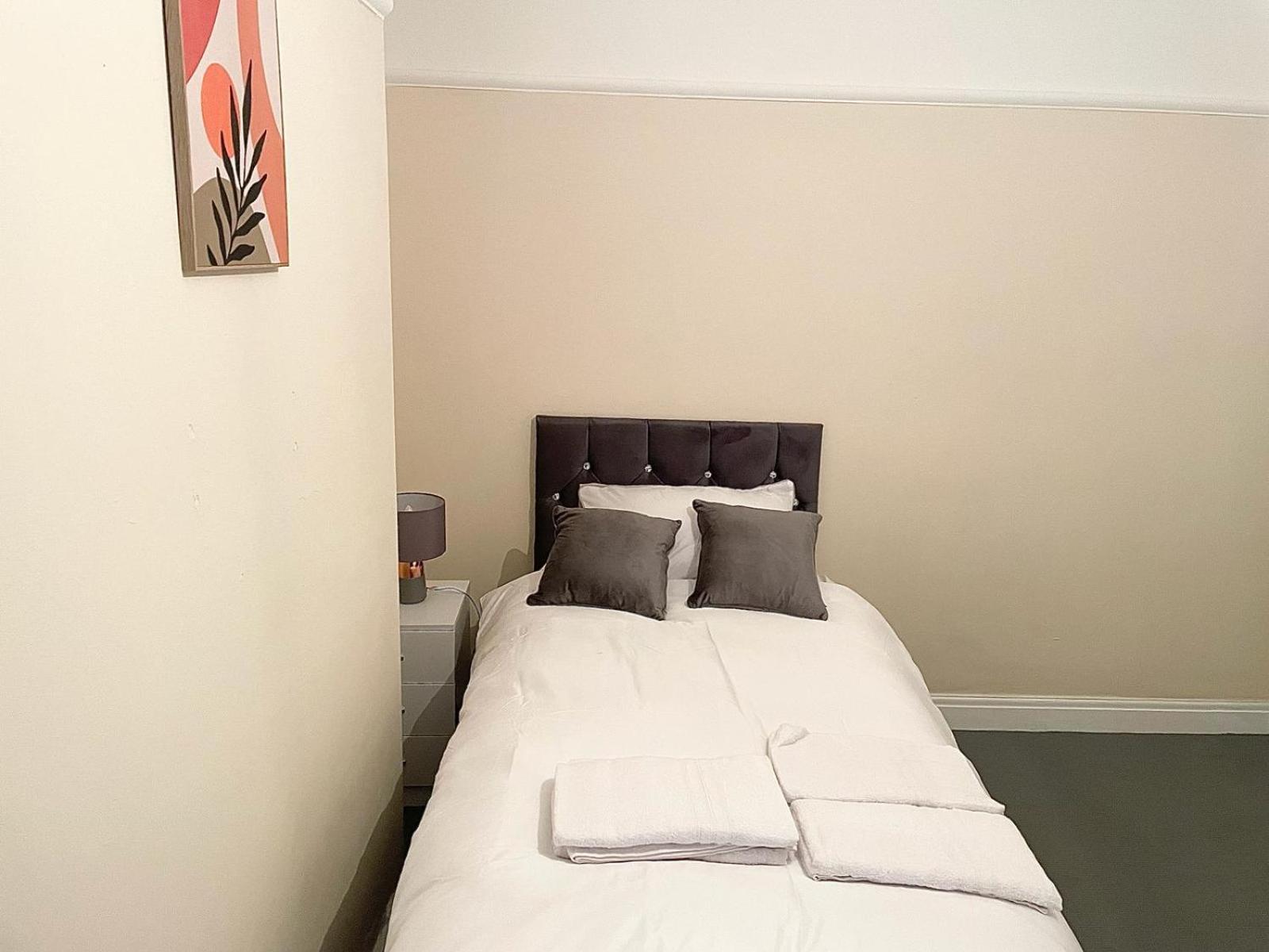 Cosy Home, Family & Contractor Friendly 4 Bedroom Near Centre, Sleeps 7 Leeds (West Yorkshire)