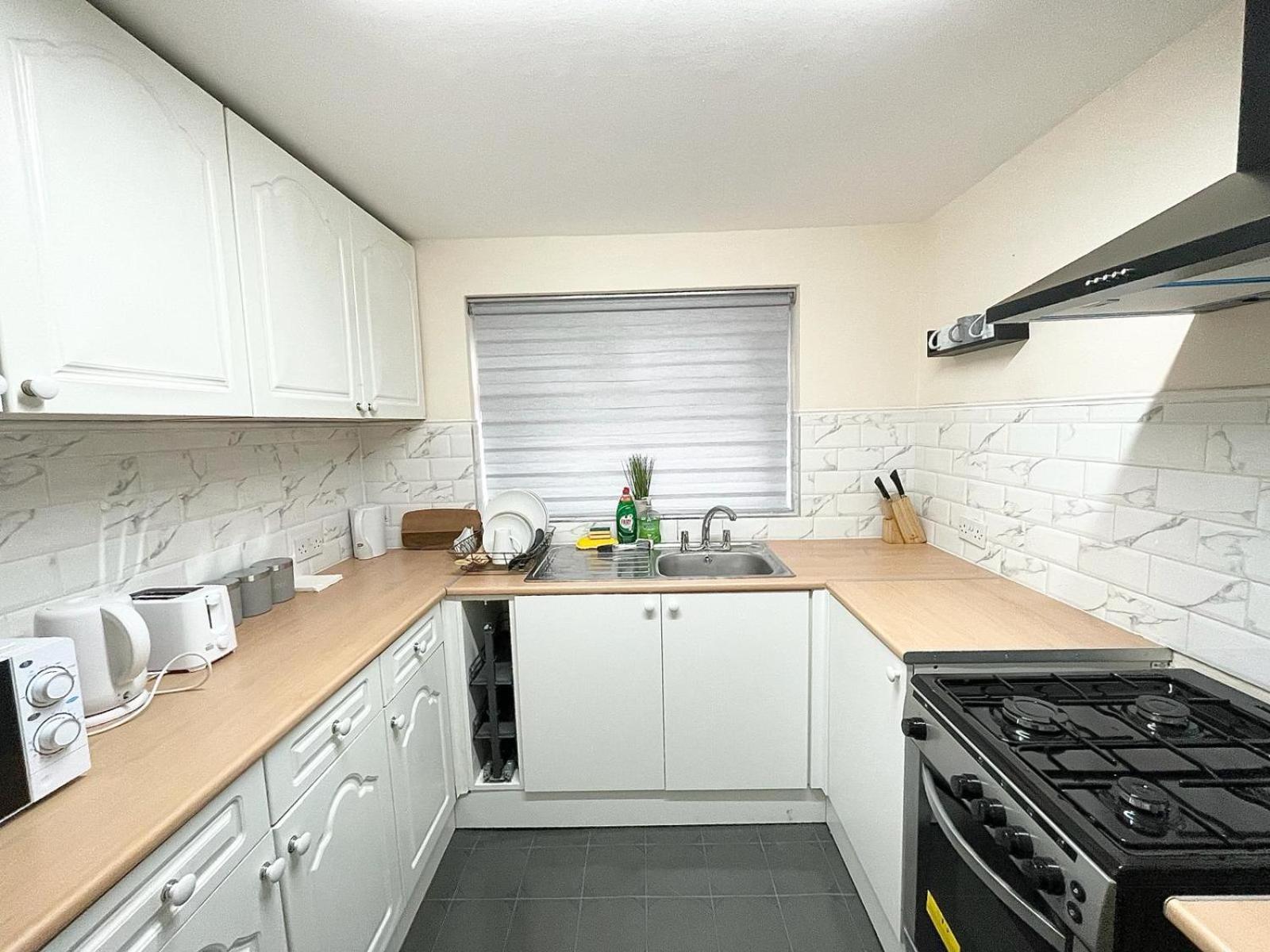 Holiday home Cosy Home, Family & Contractor Friendly 4 Bedroom Near Centre, Sleeps 7 *