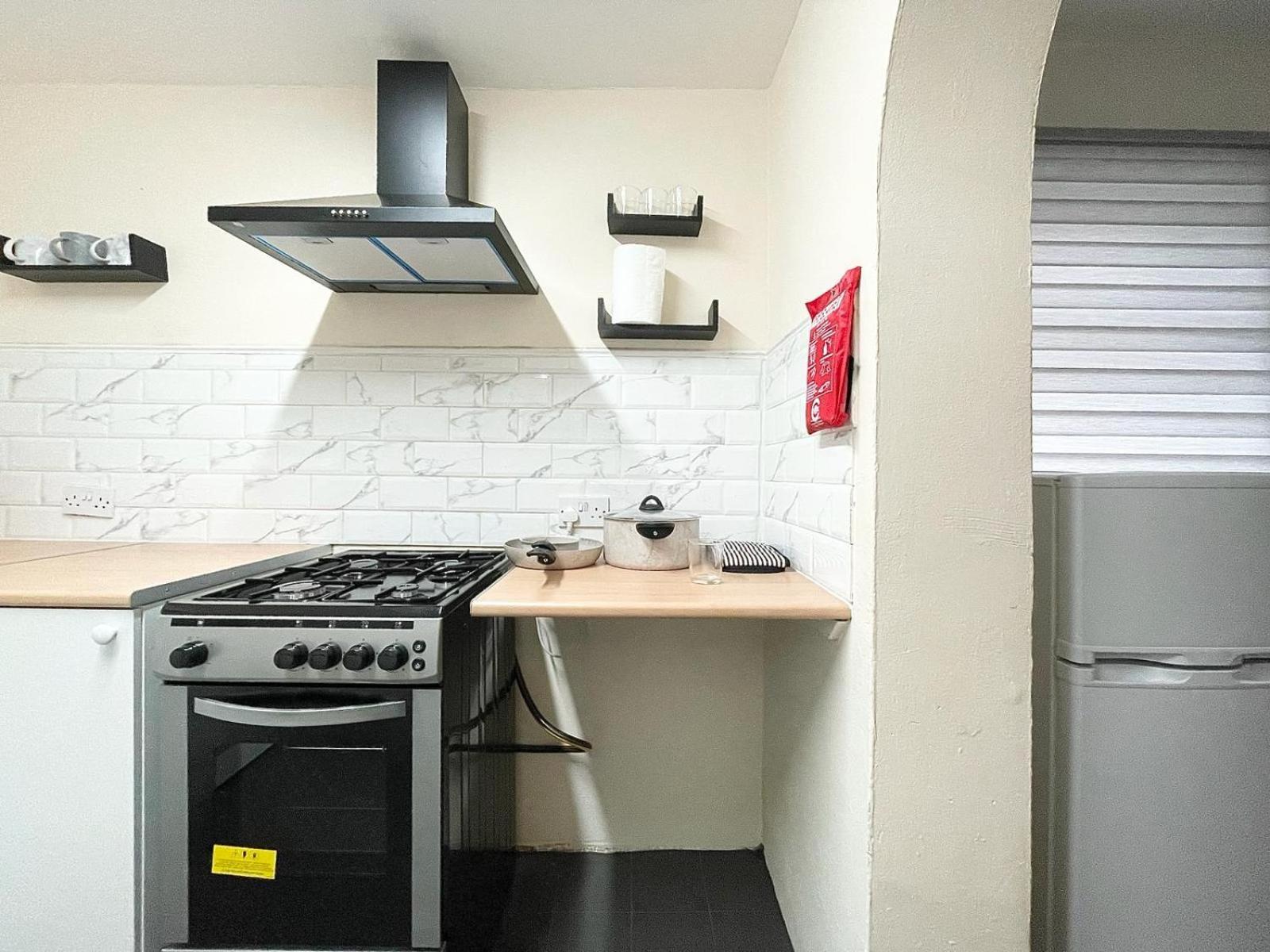Cosy Home, Family & Contractor Friendly 4 Bedroom Near Centre, Sleeps 7 *