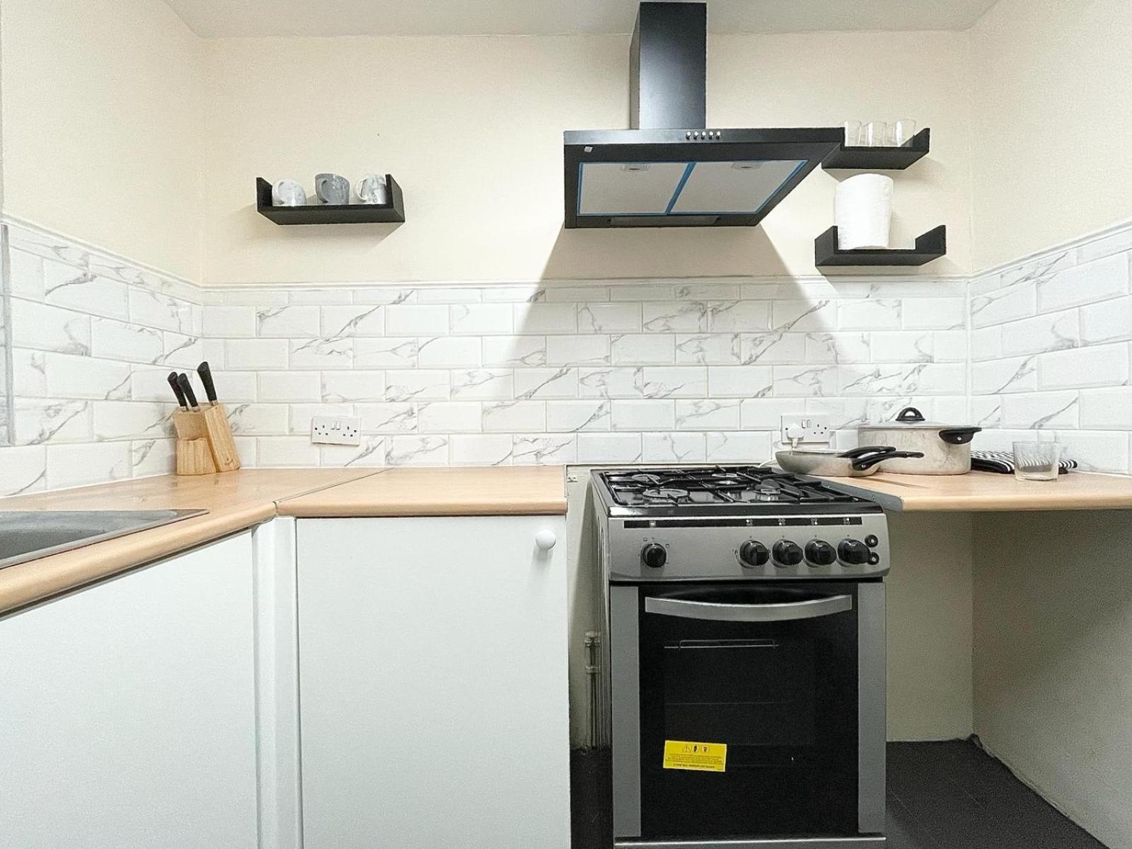 Cosy Home, Family & Contractor Friendly 4 Bedroom Near Centre, Sleeps 7 Holiday home *