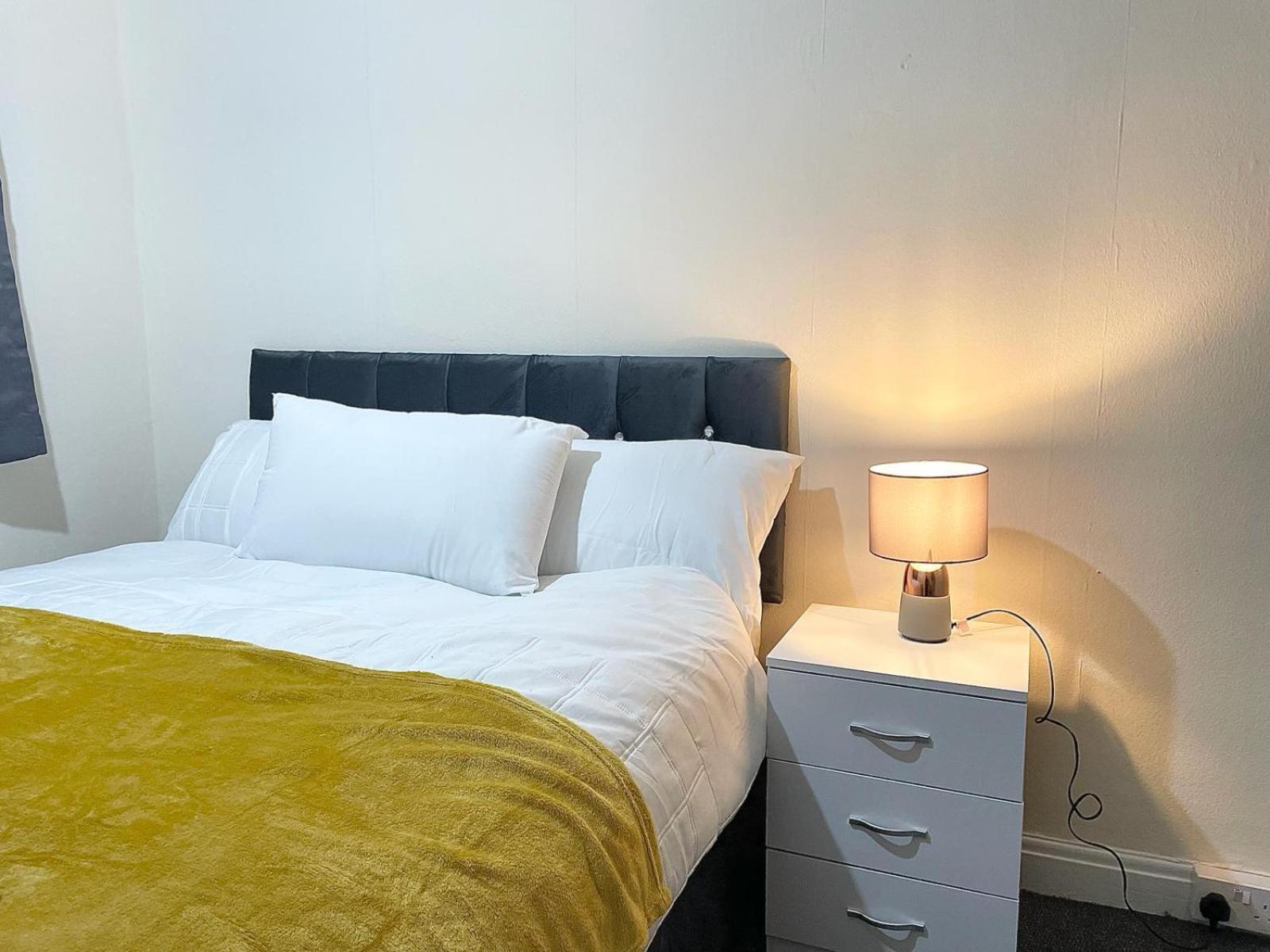 Cosy Home, Family & Contractor Friendly 4 Bedroom Near Centre, Sleeps 7 *