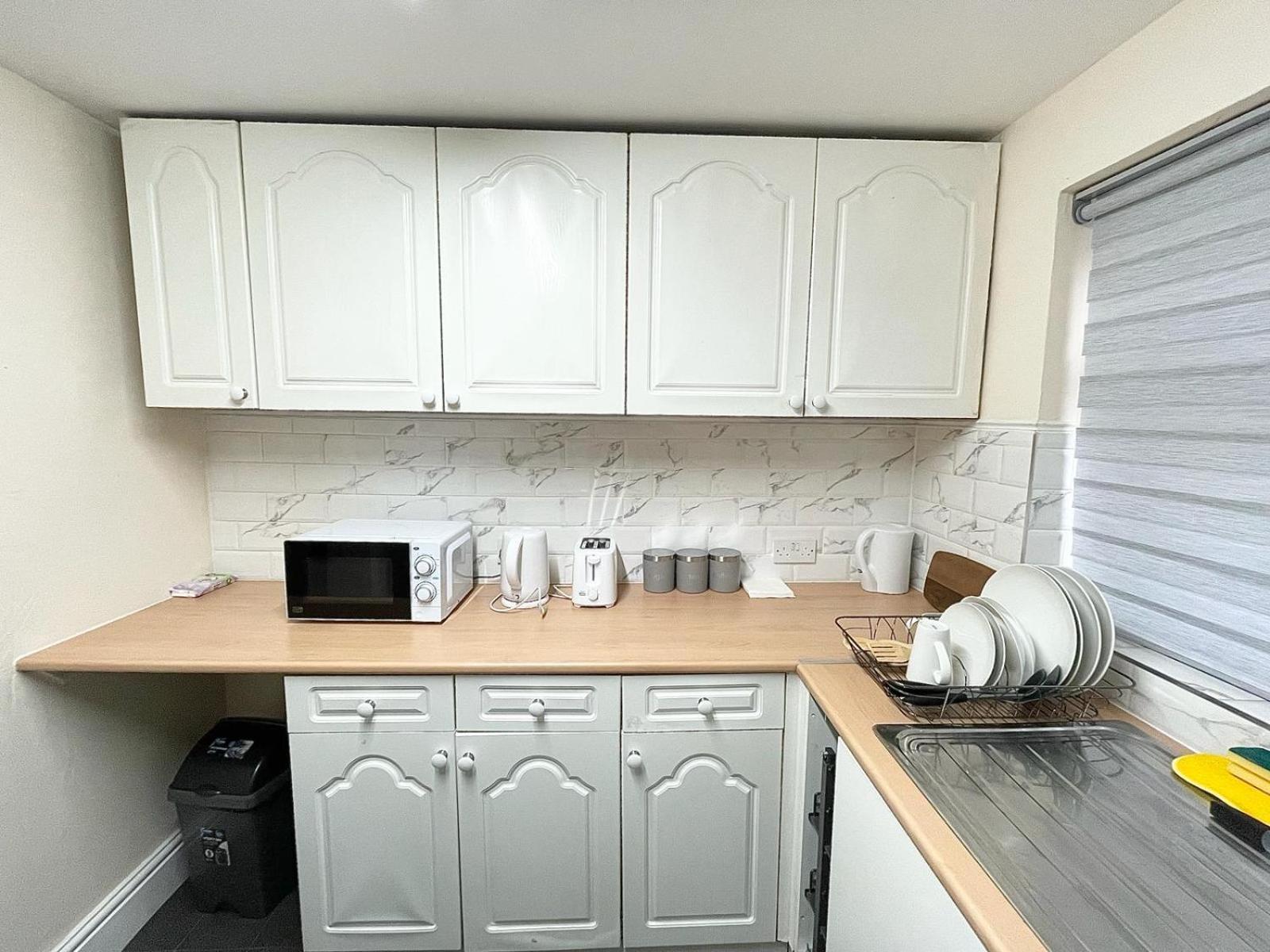 Cosy Home, Family & Contractor Friendly 4 Bedroom Near Centre, Sleeps 7 Leeds (West Yorkshire)