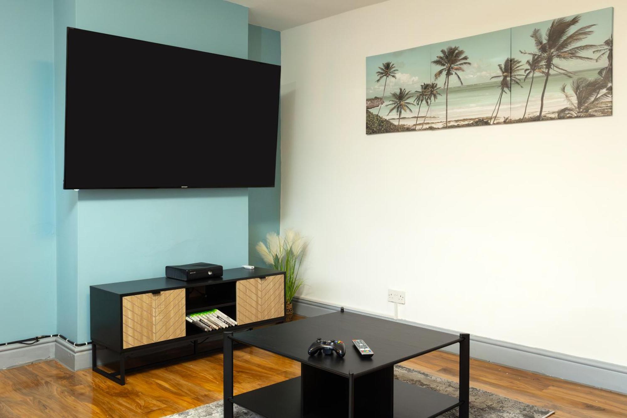 Comfortable 3 Bedrooms Leeds Beach House - Ideal For Family And Contractors With Free Parking For 2 Cars - Free Wifi - Projector - Smart Light Leeds (West Yorkshire)