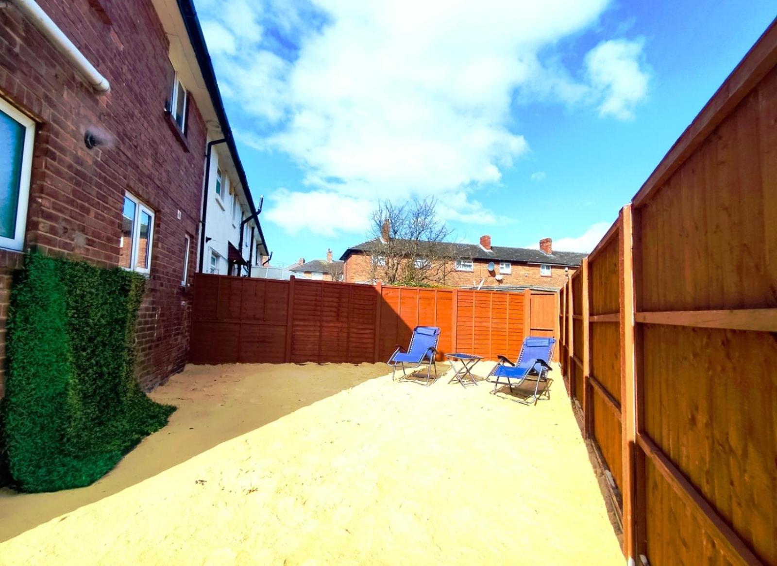 Comfortable 3 Bedrooms Leeds Beach House - Ideal For Family And Contractors With Free Parking For 2 Cars - Free Wifi - Projector - Smart Light