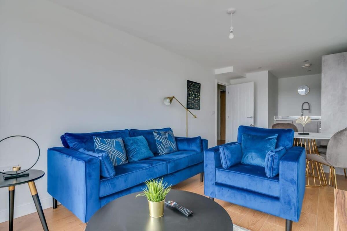 Lovely Riverside 2 Bed Apartment *