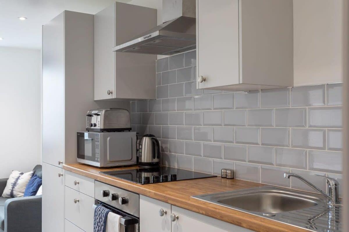 Lovely 1 Bedroom *