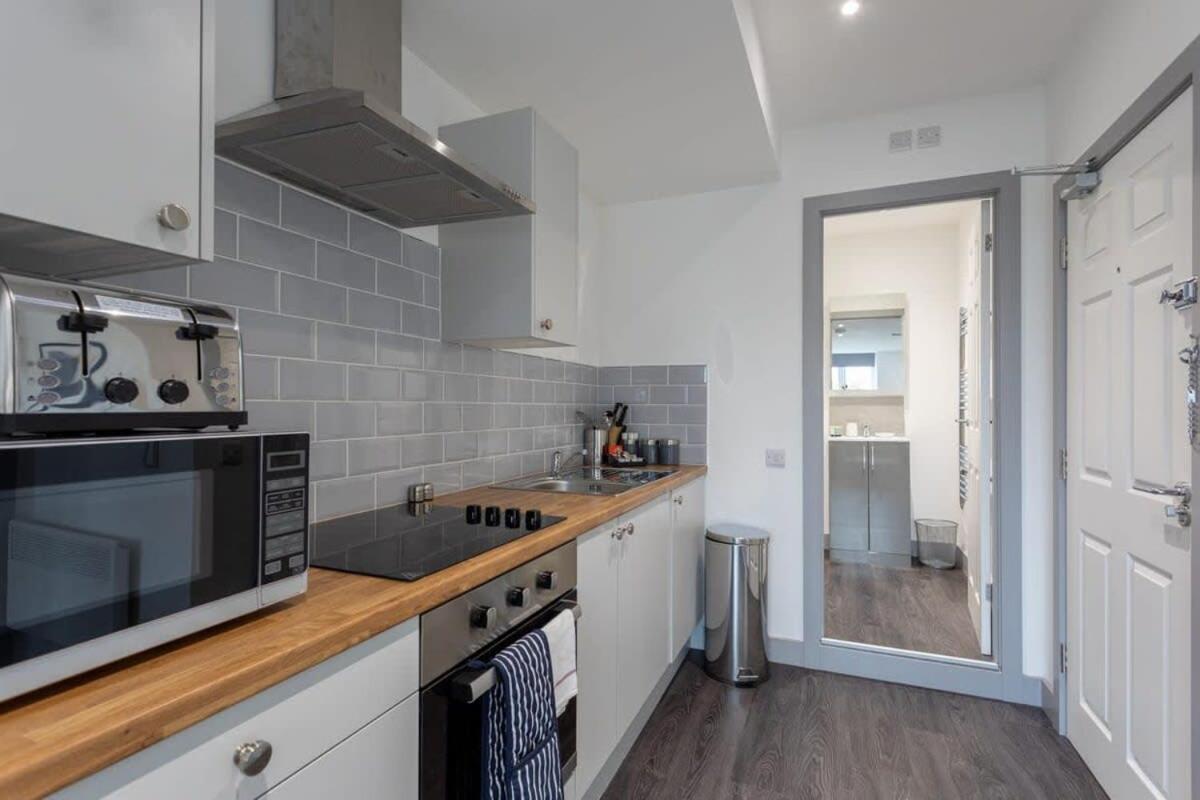 Apartment Lovely 1 Bedroom *