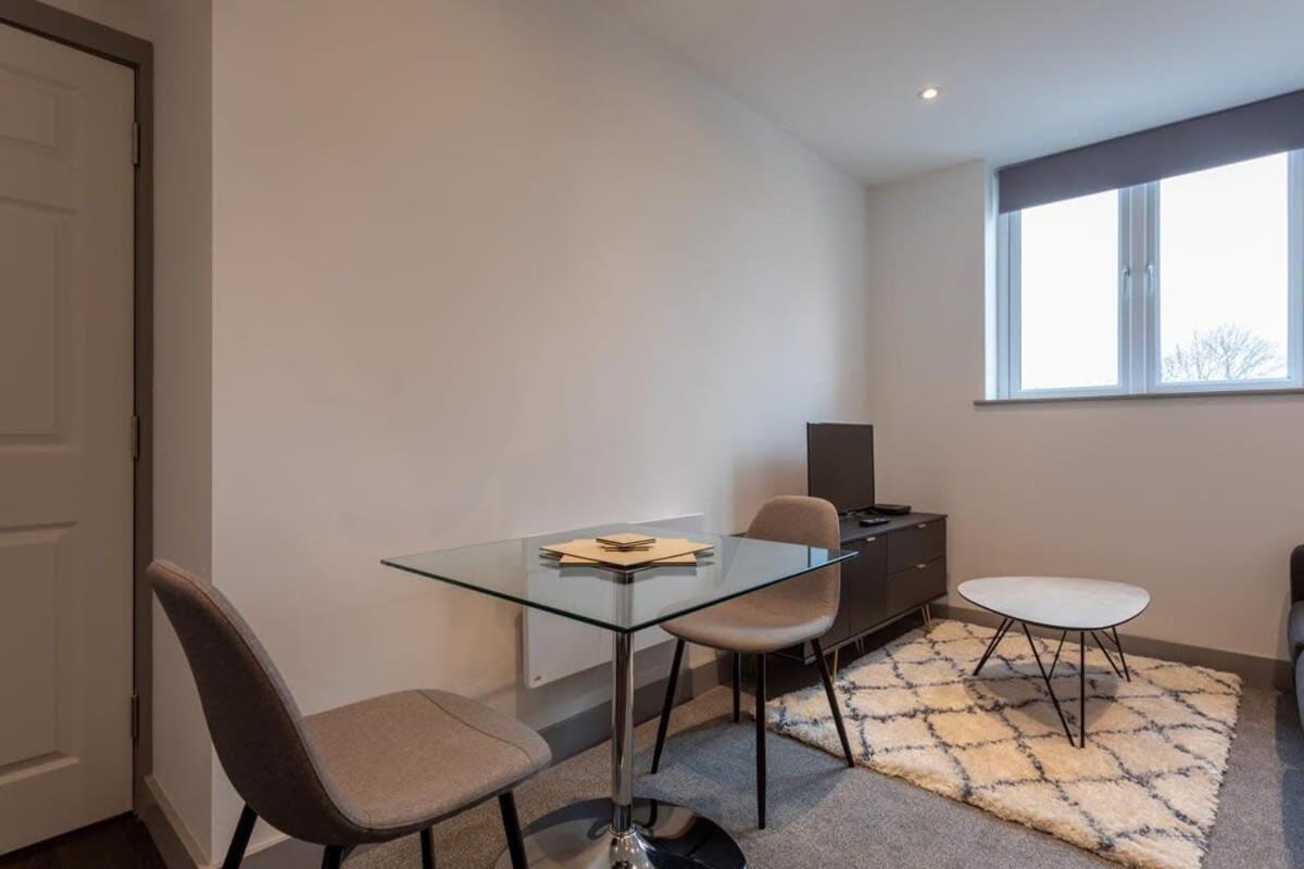 Fantastic 1 Bedroom Apartment *