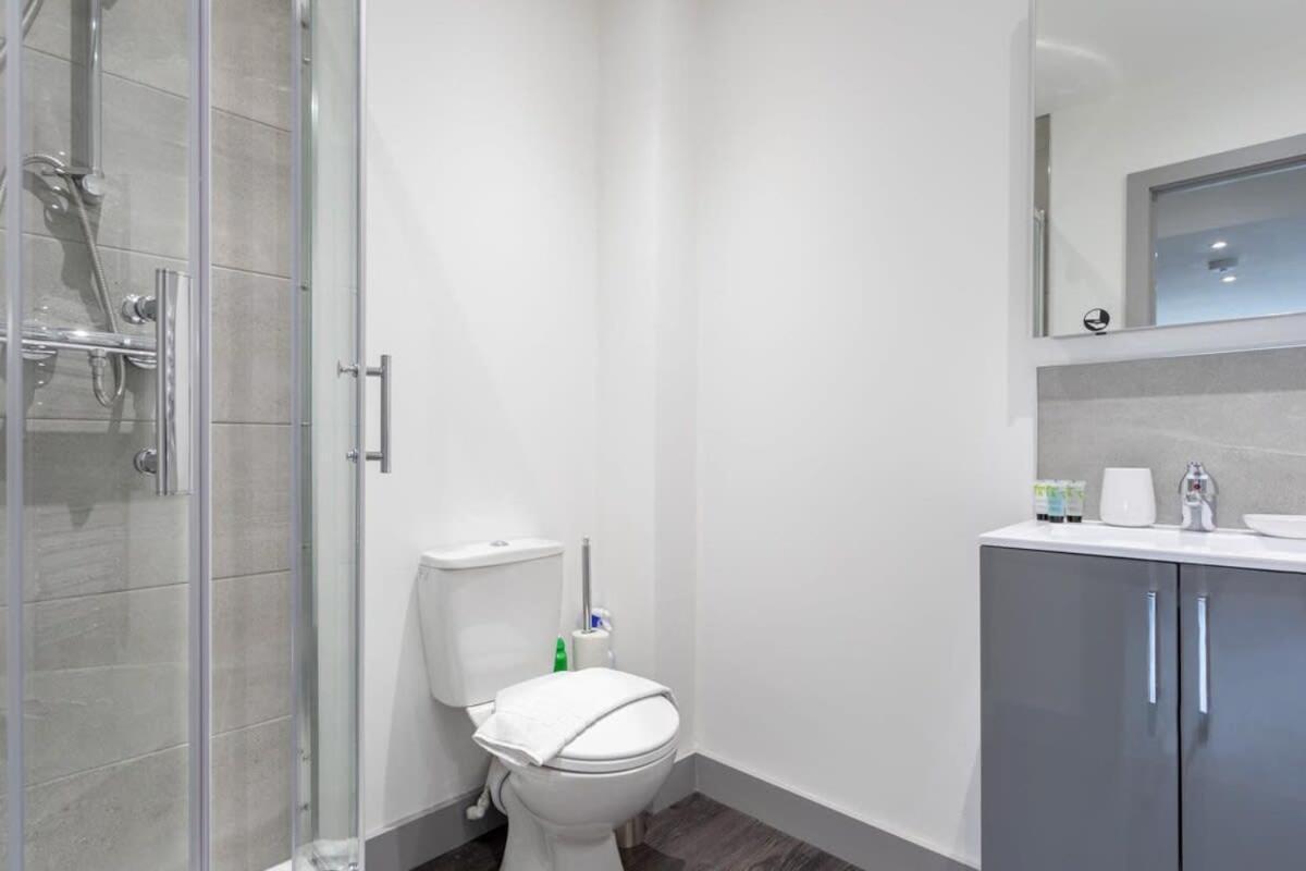 Lovely 1 Bedroom *