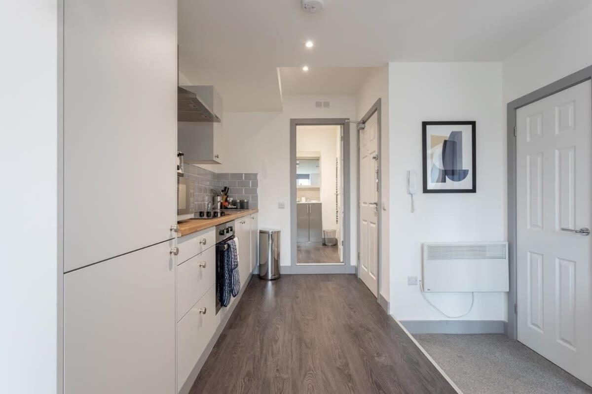 Lovely 1 Bedroom Apartment *