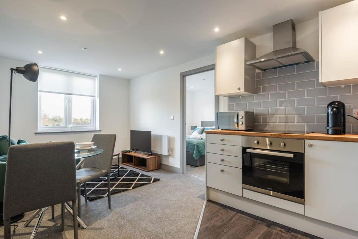 Cosy 1 Bed Flat In Apartment *