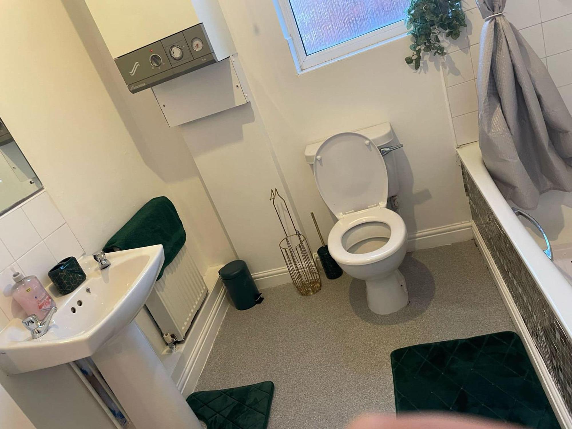 Clifton - Newly Refurbished - Free Wifi And Parking- Near Centre * Leeds (West Yorkshire)