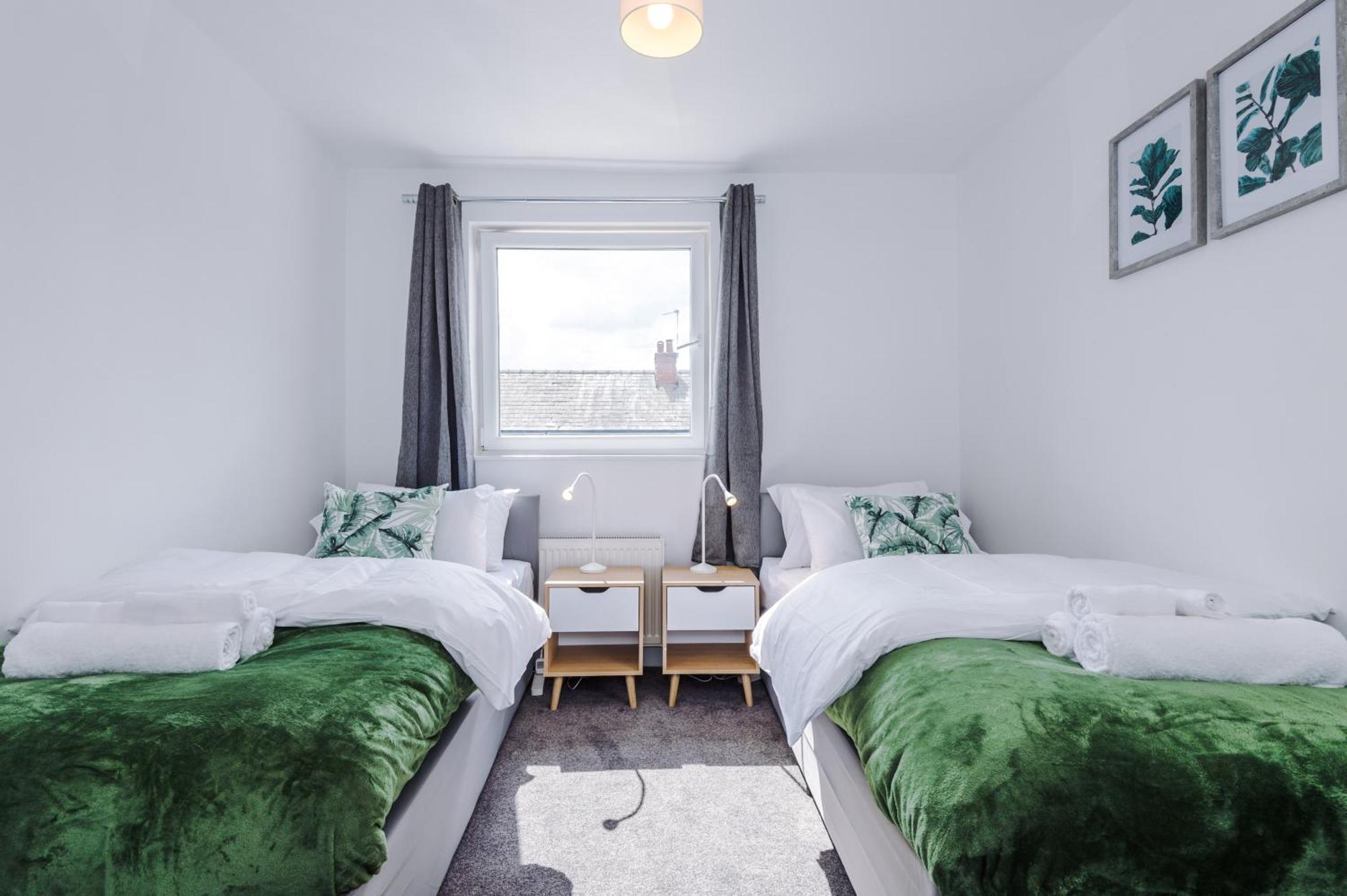 Stunning 3 Bedroom House Near Leeds Centre With Free Parking