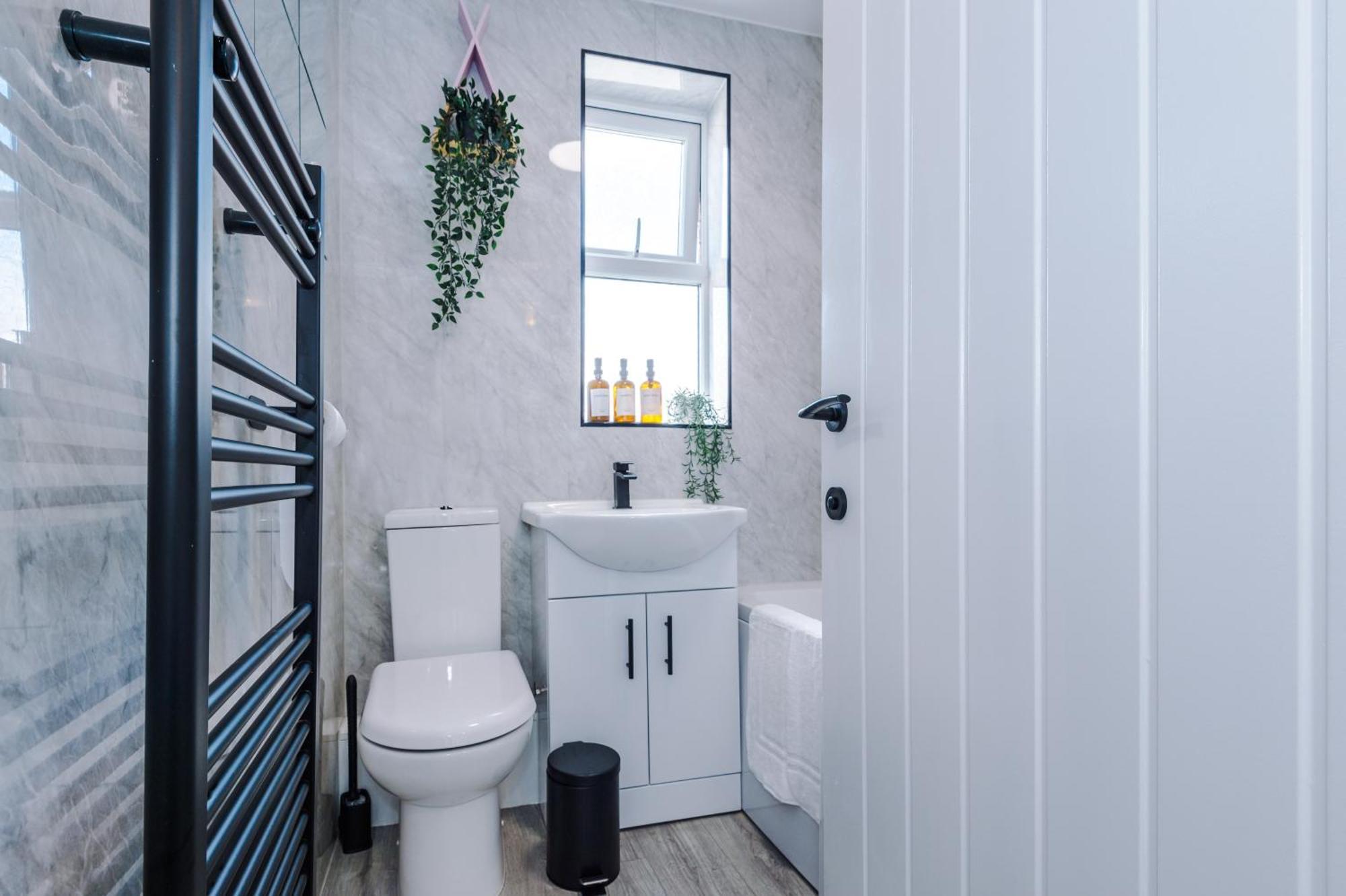 Stunning 3 Bedroom House Near Leeds Centre With Free Parking