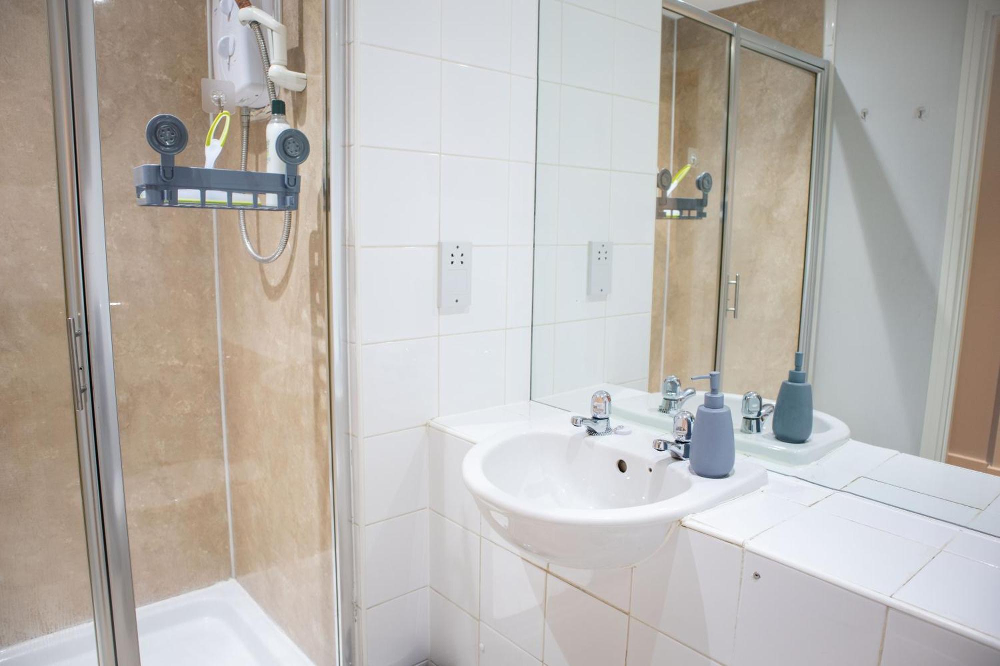 2 Bed - Leeds Centre - For Relocators, Professionals