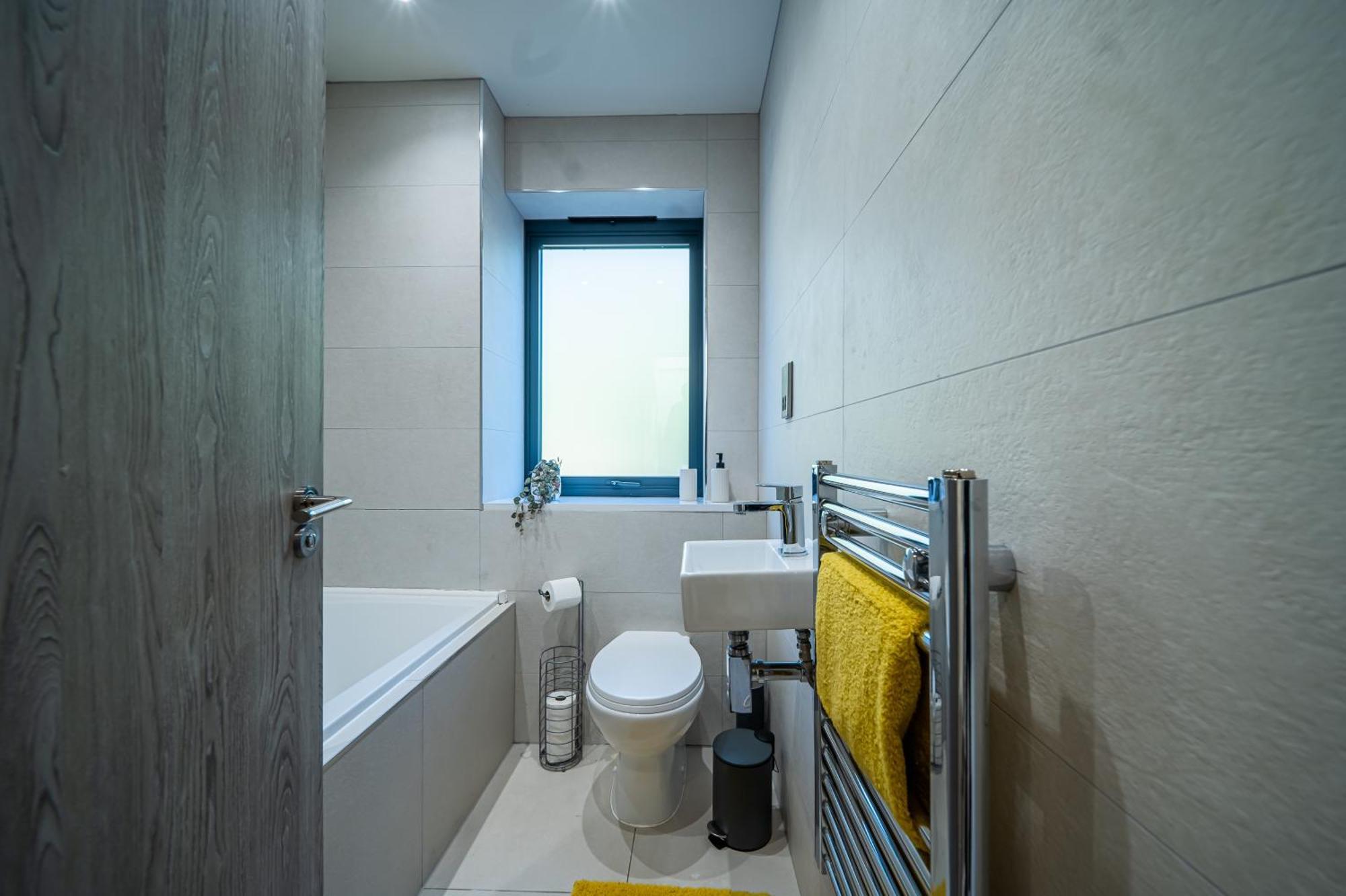 Apartment 4-bed Townhouse, Secure & Close To Centre- Ideal For Corporate Guests