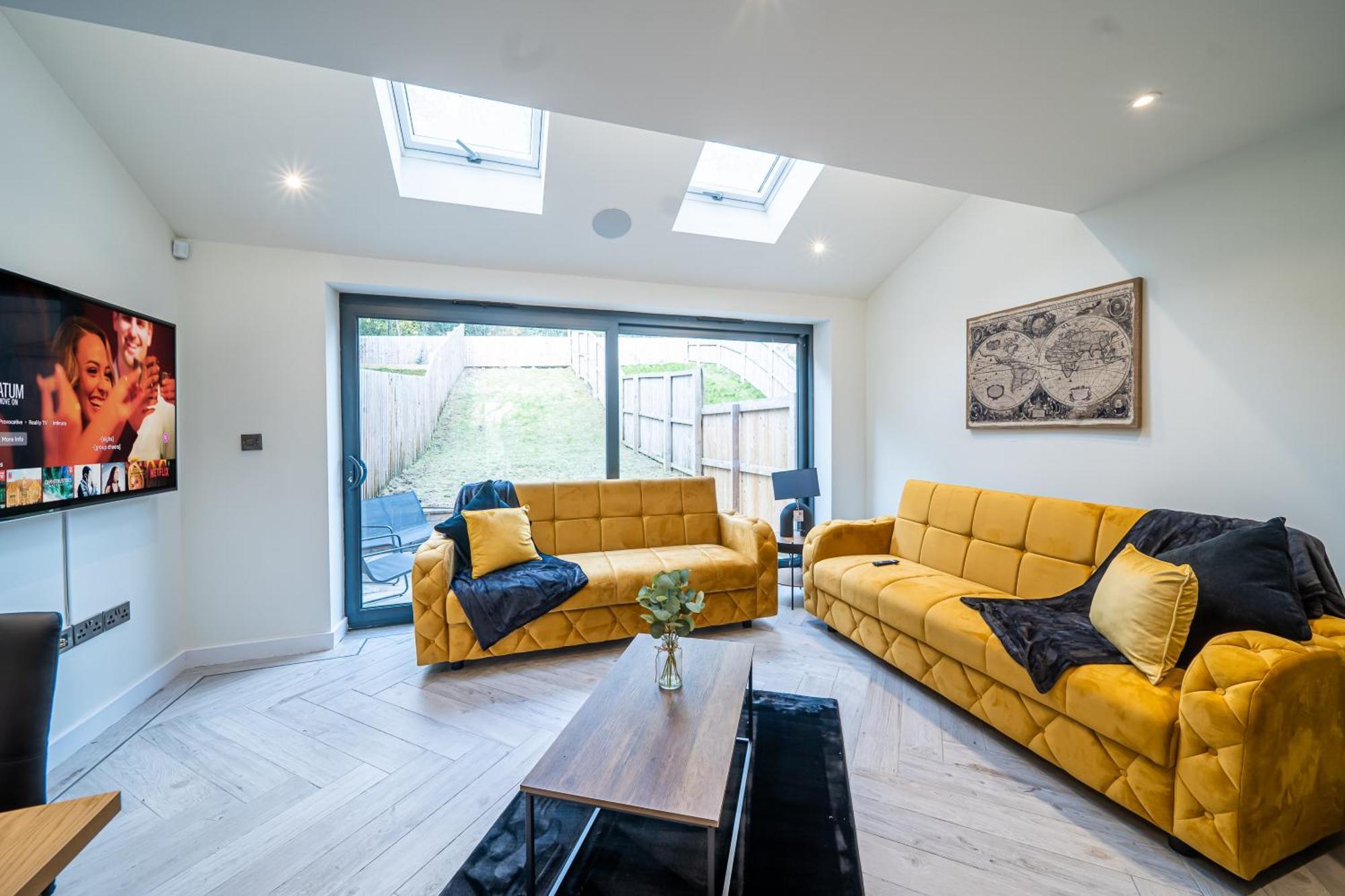 Apartment 4-bed Townhouse, Secure & Close To Centre- Ideal For Corporate Guests