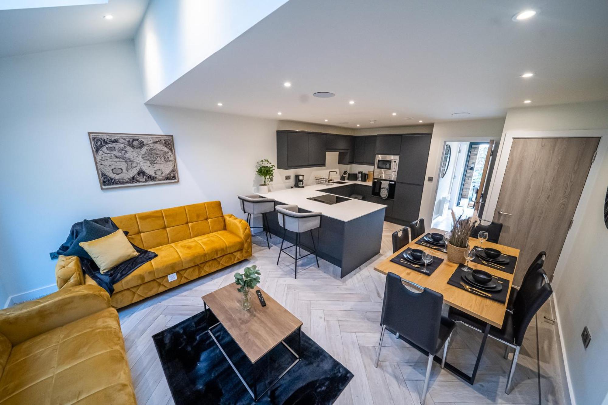 Apartment 4-bed Townhouse, Secure & Close To Centre- Ideal For Corporate Guests *